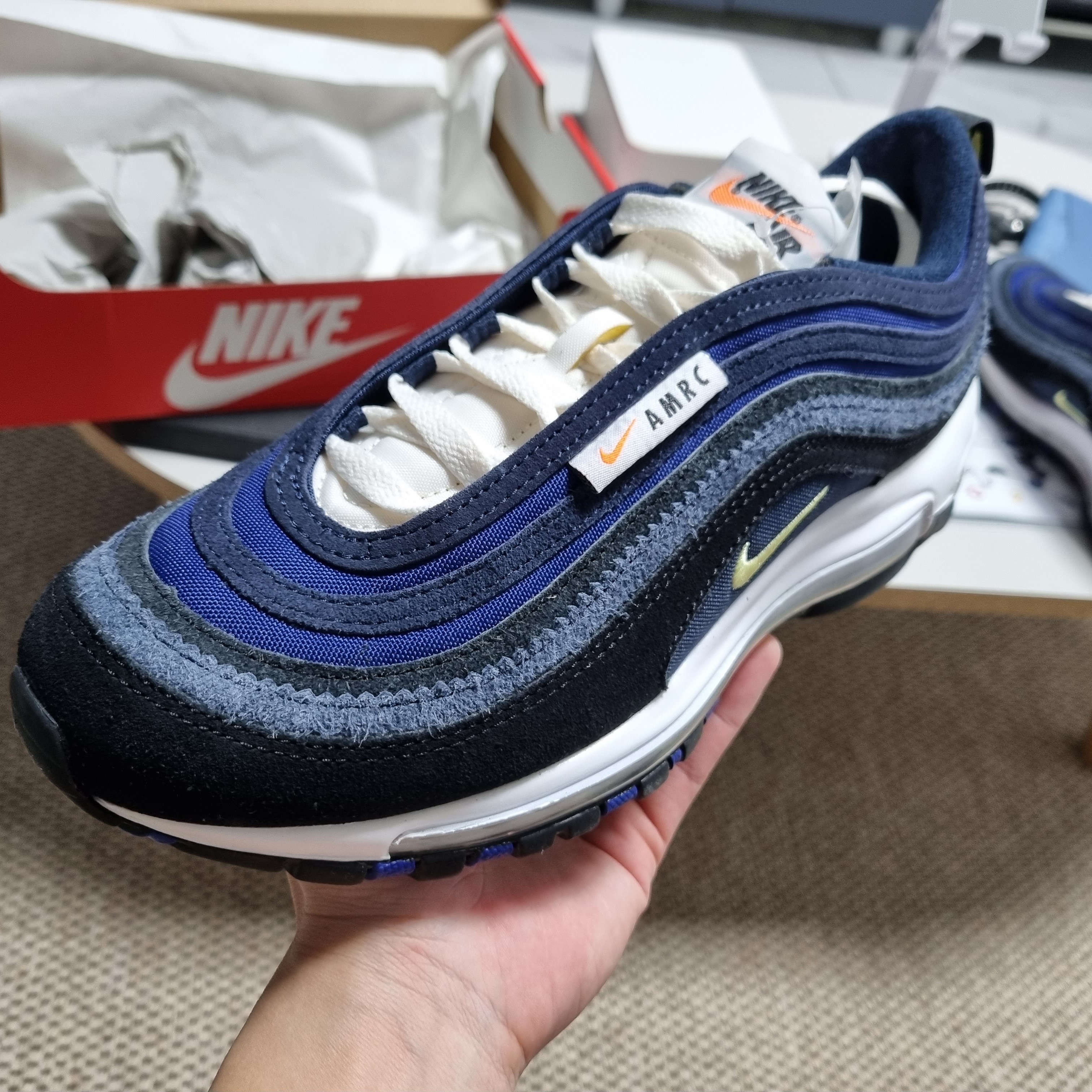 Nike Air Max 97 SE Air max Running Club Black Deep Royal Blue 착용 스타일 - 5