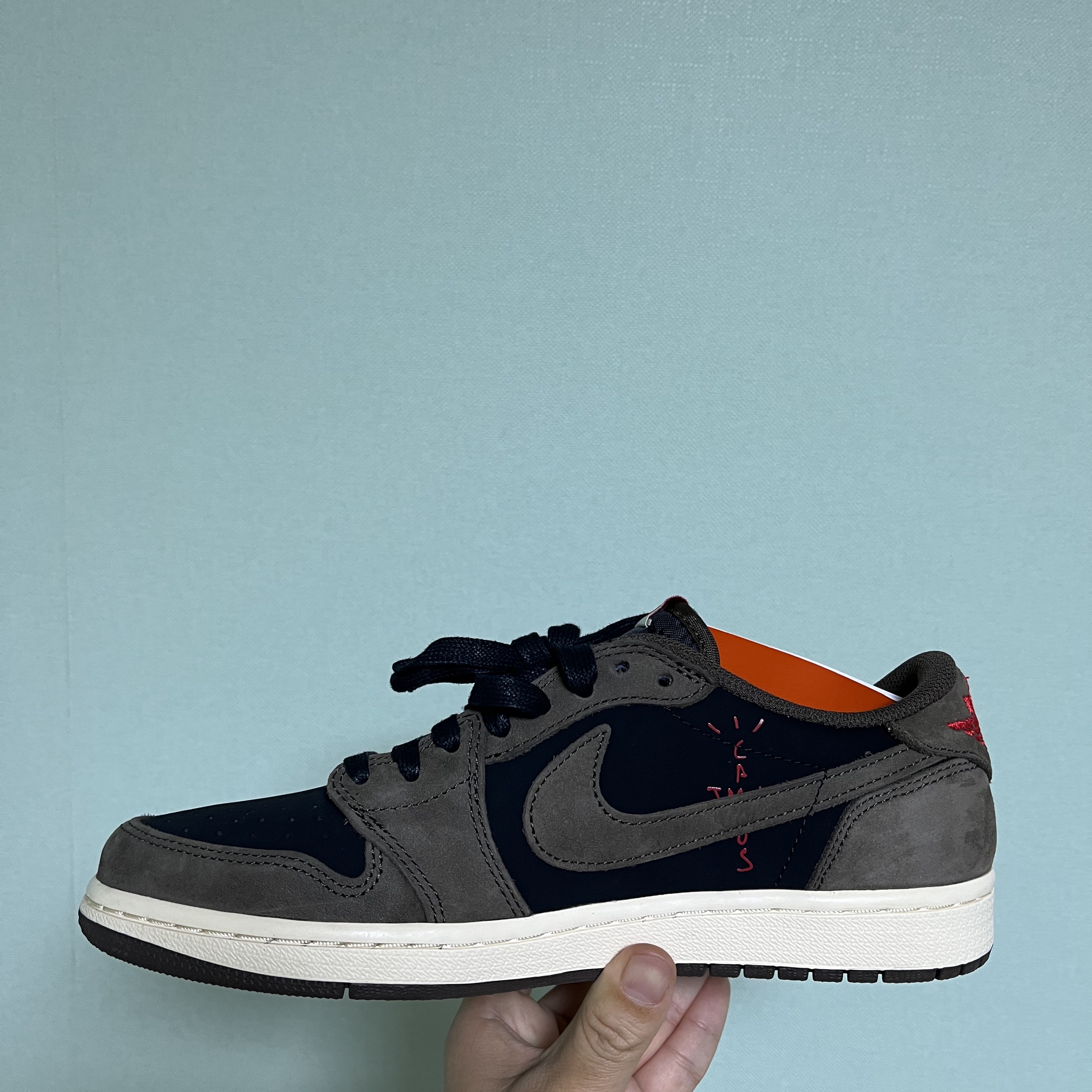 Jordan 1 x Travis Scott Retro Low OG SP Mocha 착용 스타일 - 3