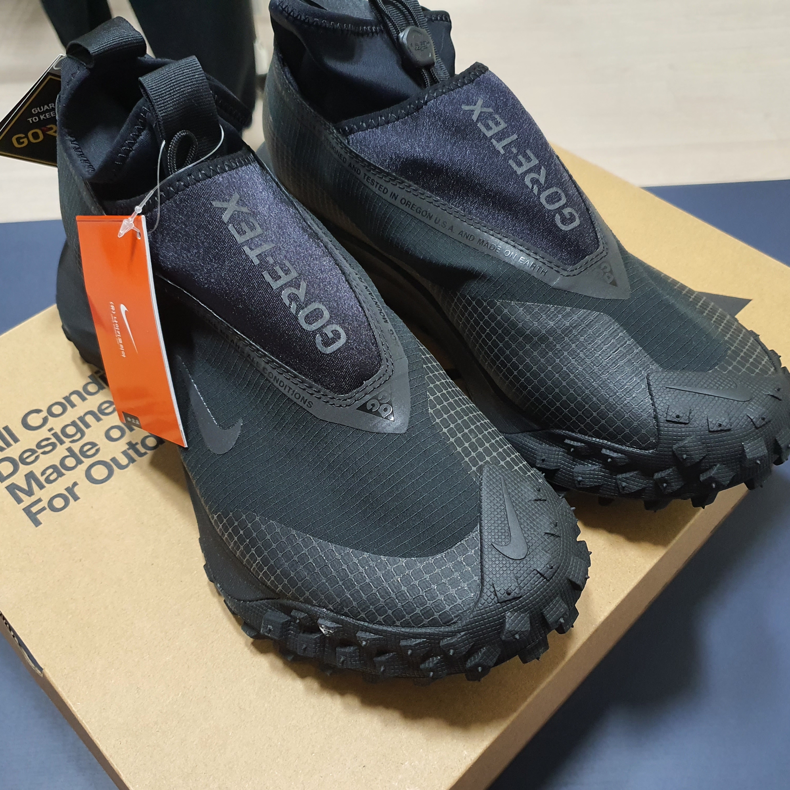 Nike ACG Mountain Fly Gore-Tex Black and Dark Grey 착용 스타일