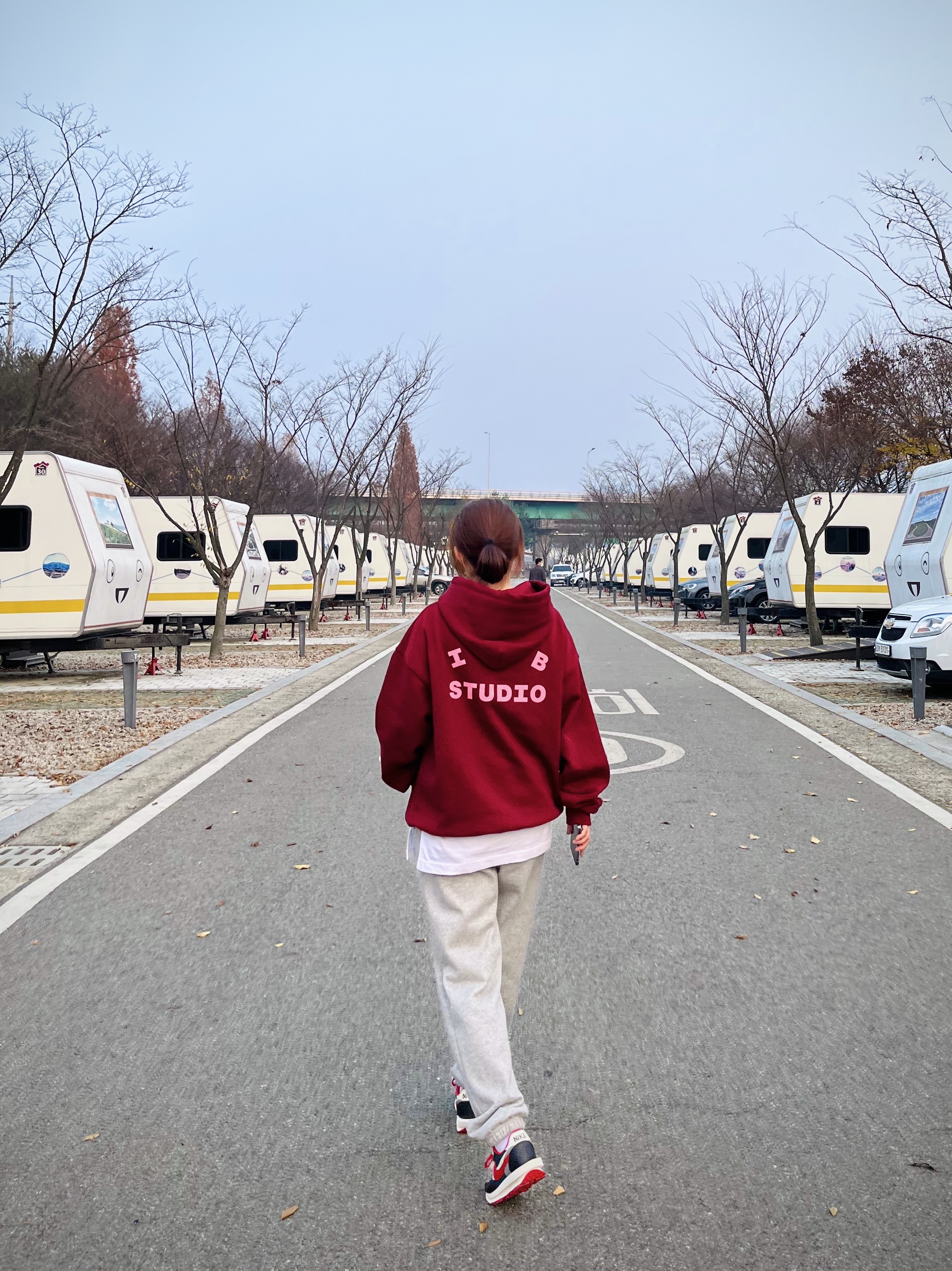 Nike x Sacai x Undercover LDWaffle Midnight Spruce University Red, IAB Studio Hoodie Raspberry 착용 스타일 - 1