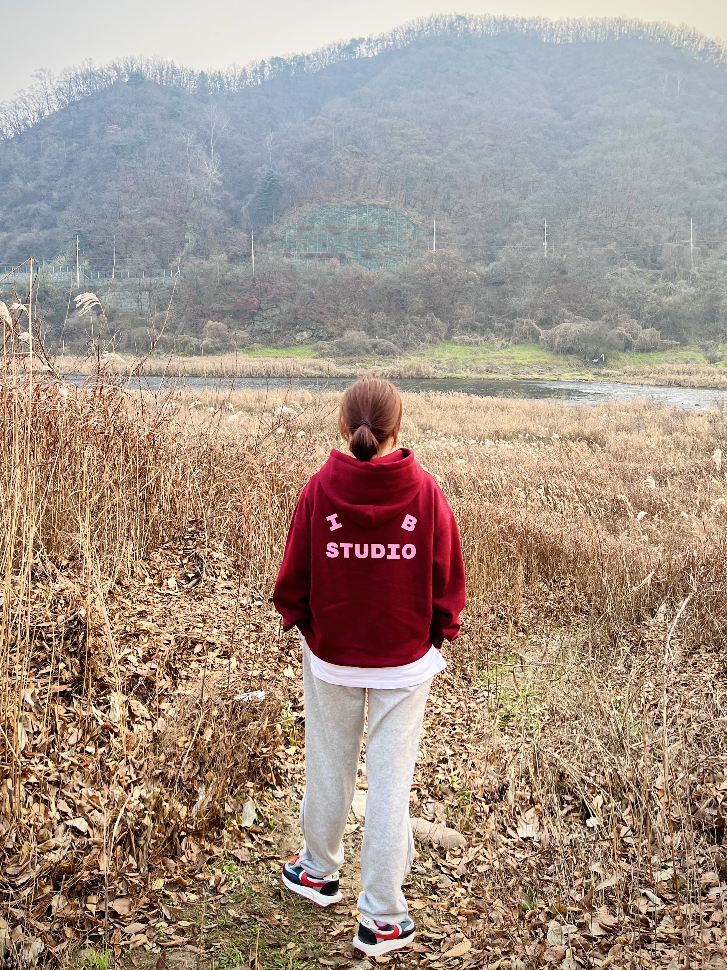 Nike x Sacai x Undercover LDWaffle Midnight Spruce University Red, IAB Studio Hoodie Raspberry 착용 스타일 - 2