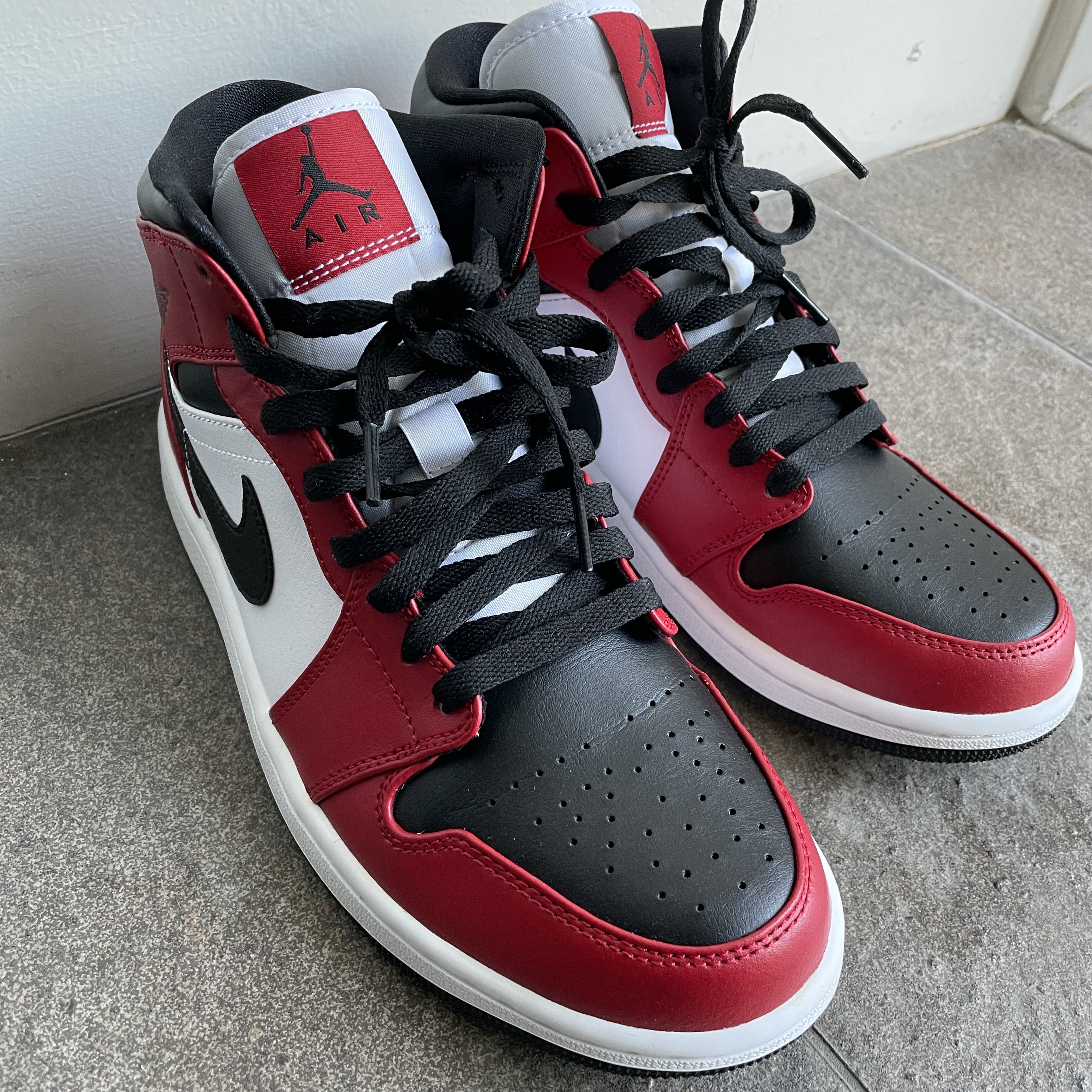 Jordan 1 Mid Chicago Black Toe 착용 스타일 - 2