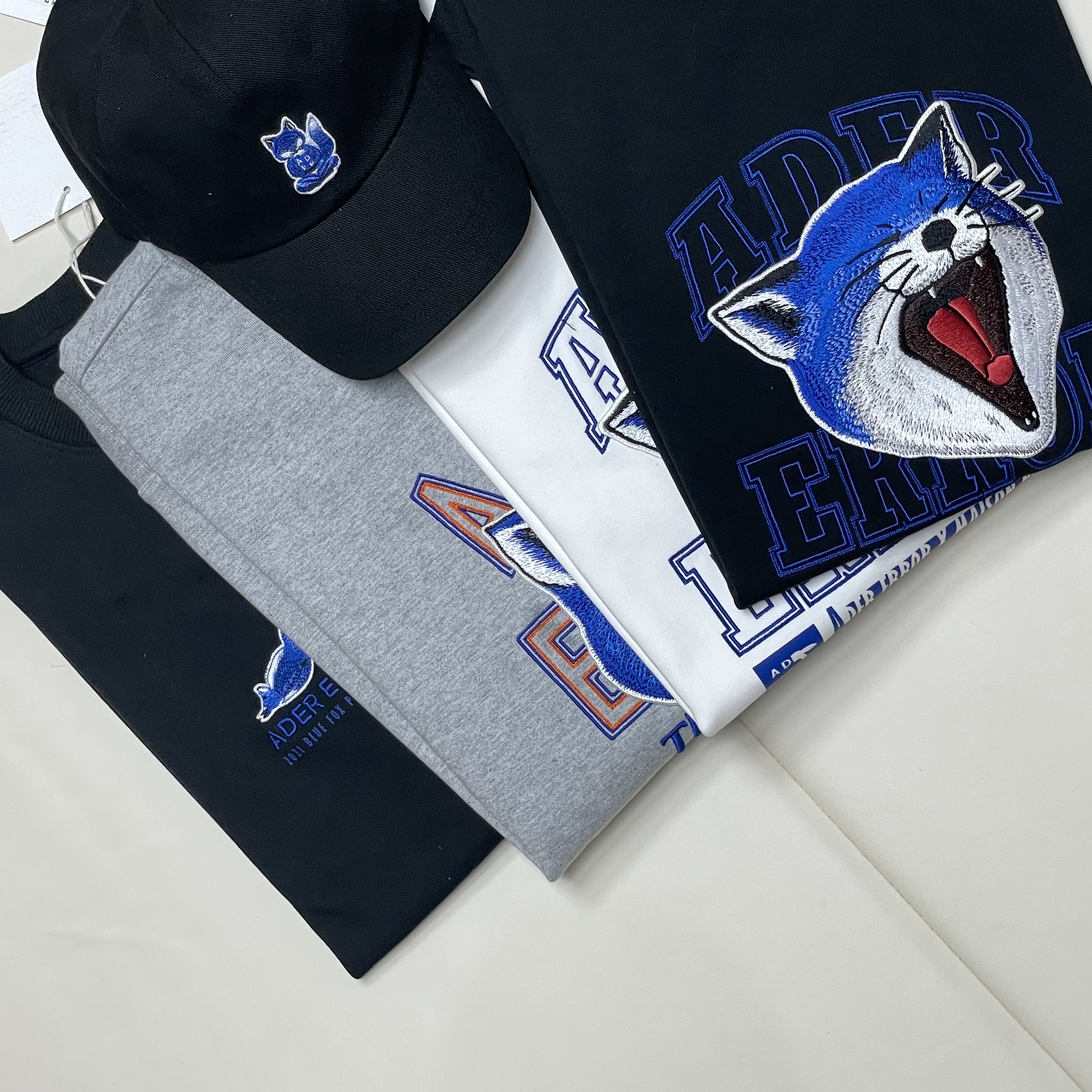 Maison Kitsune x Ader Error The Bluest Fox Sweatshirt Grey, Maison Kitsune x Ader Error Yawn Fox T-Shirt Black 착용 스타일 - 1