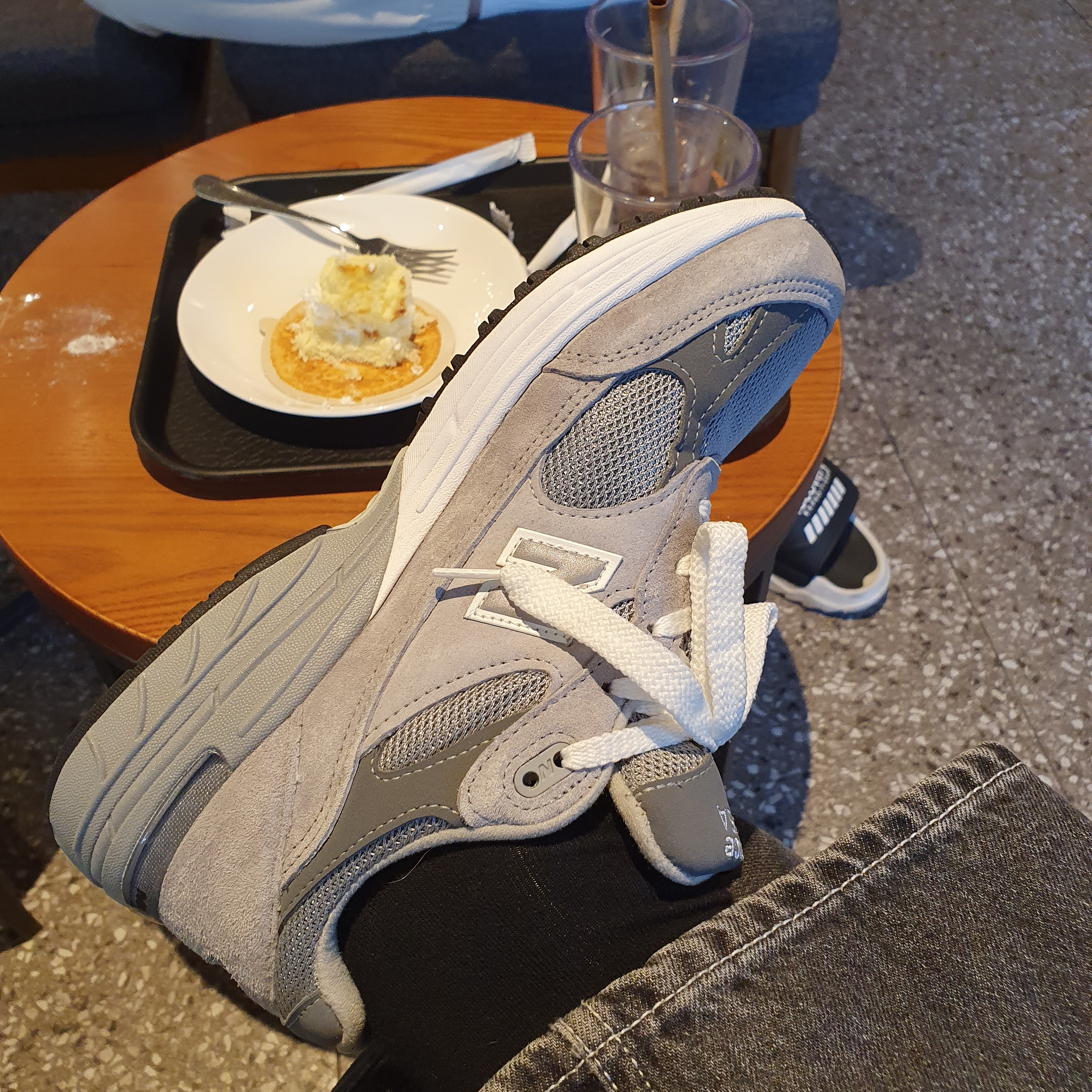 (W) New Balance 993 Made in USA Grey - B Standard 착용 스타일 - 2