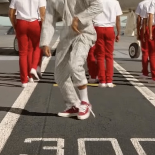 Converse x Golf le Fleur One Star Ox Quilted Velvet Barbados Cherry 착용 스타일 - 3