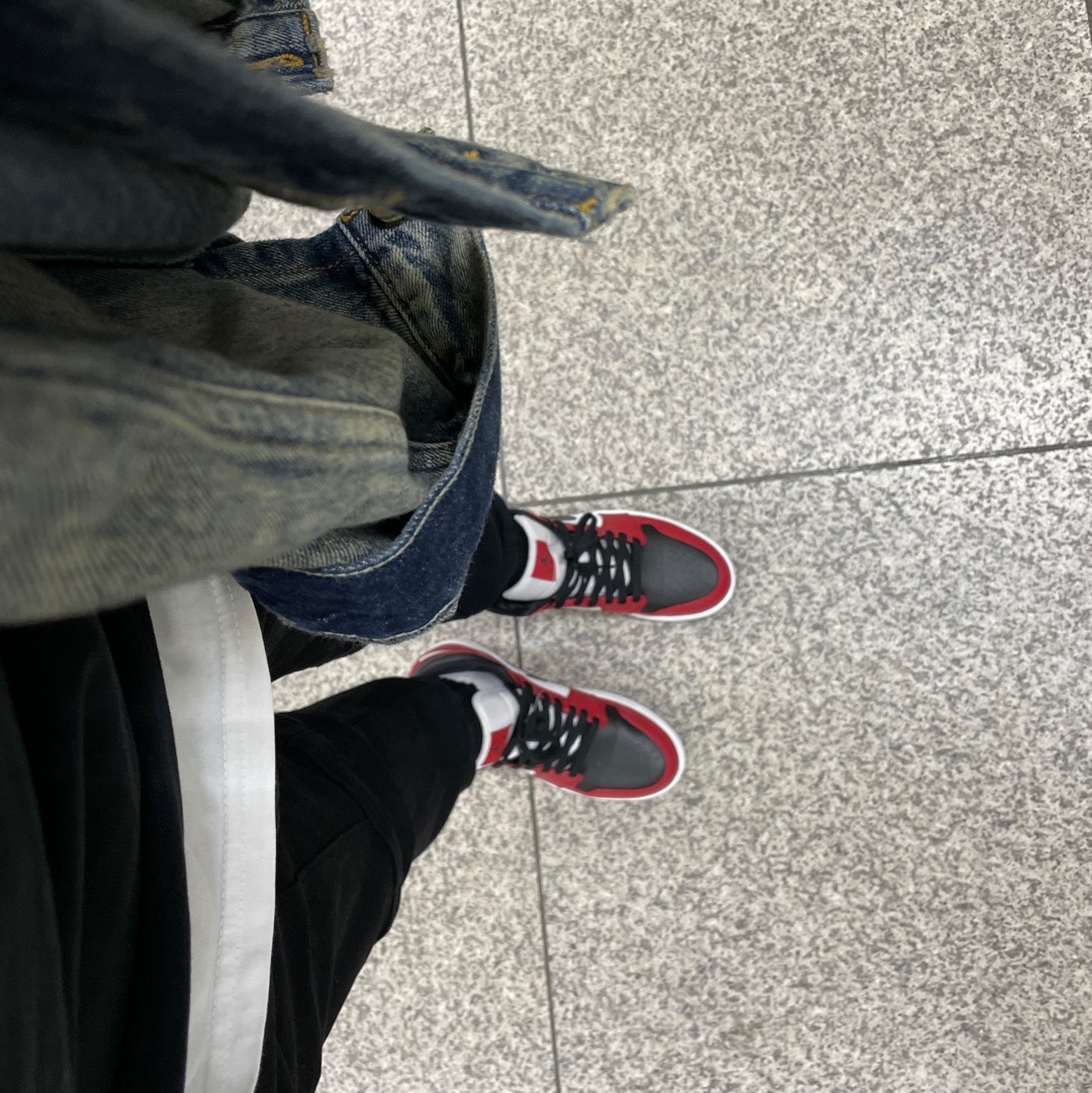 Jordan 1 Mid Chicago Black Toe 착용 스타일 - 3