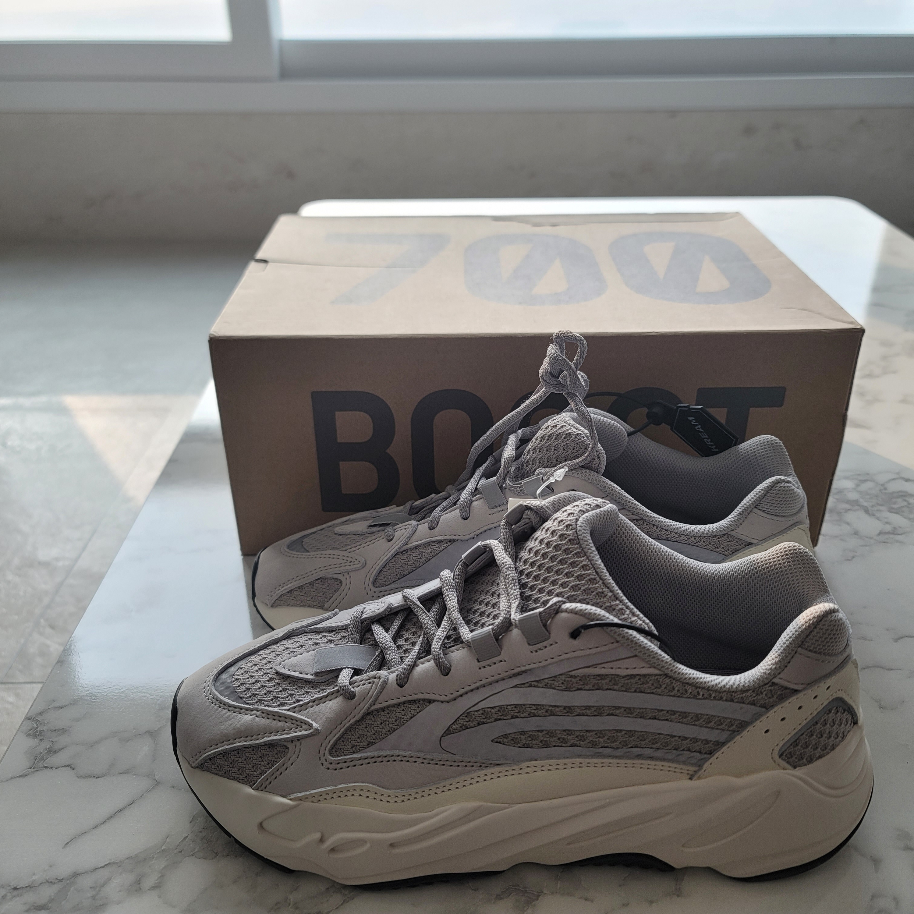 Adidas Yeezy Boost 700 V2 Static 2018 착용 스타일