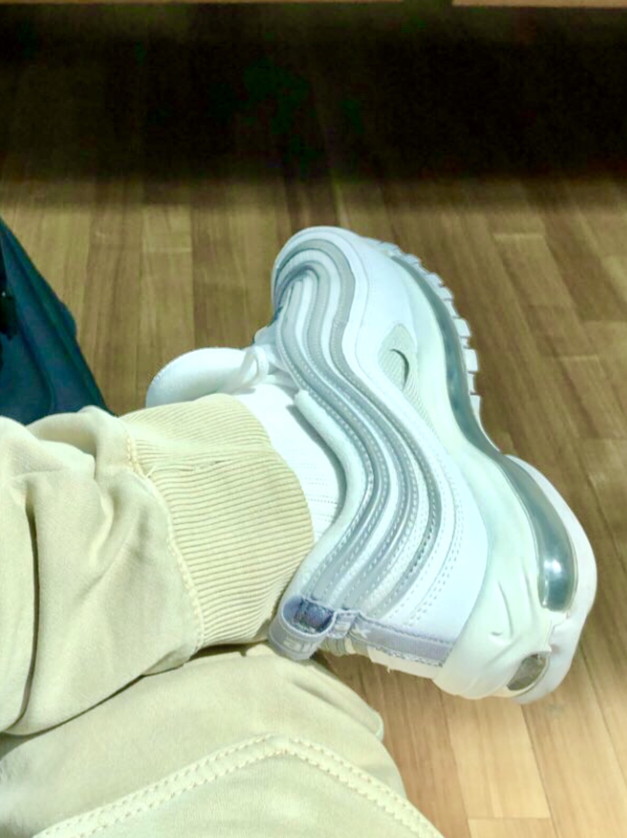 Nike Air Max 97 Triple White Wolf Grey 착용 스타일