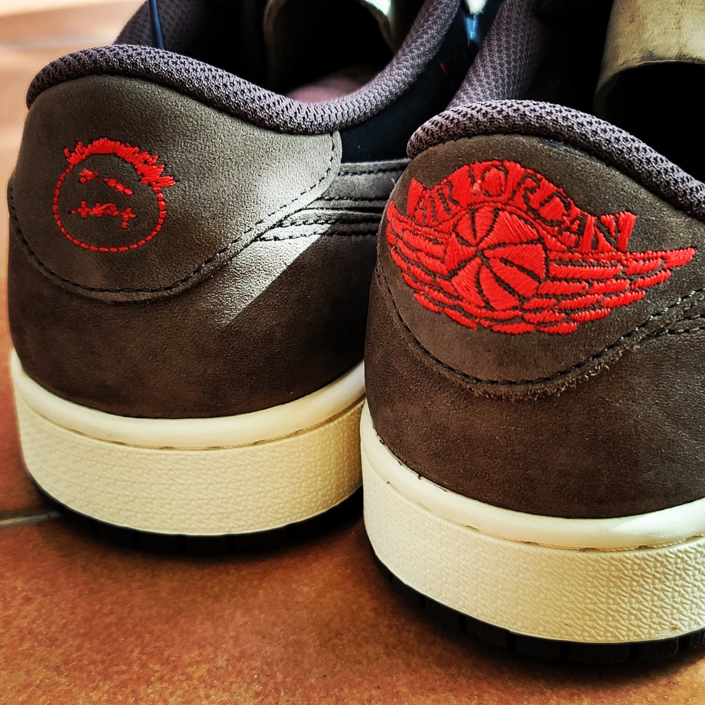 Jordan 1 x Travis Scott Retro Low OG SP Mocha 착용 스타일 - 2