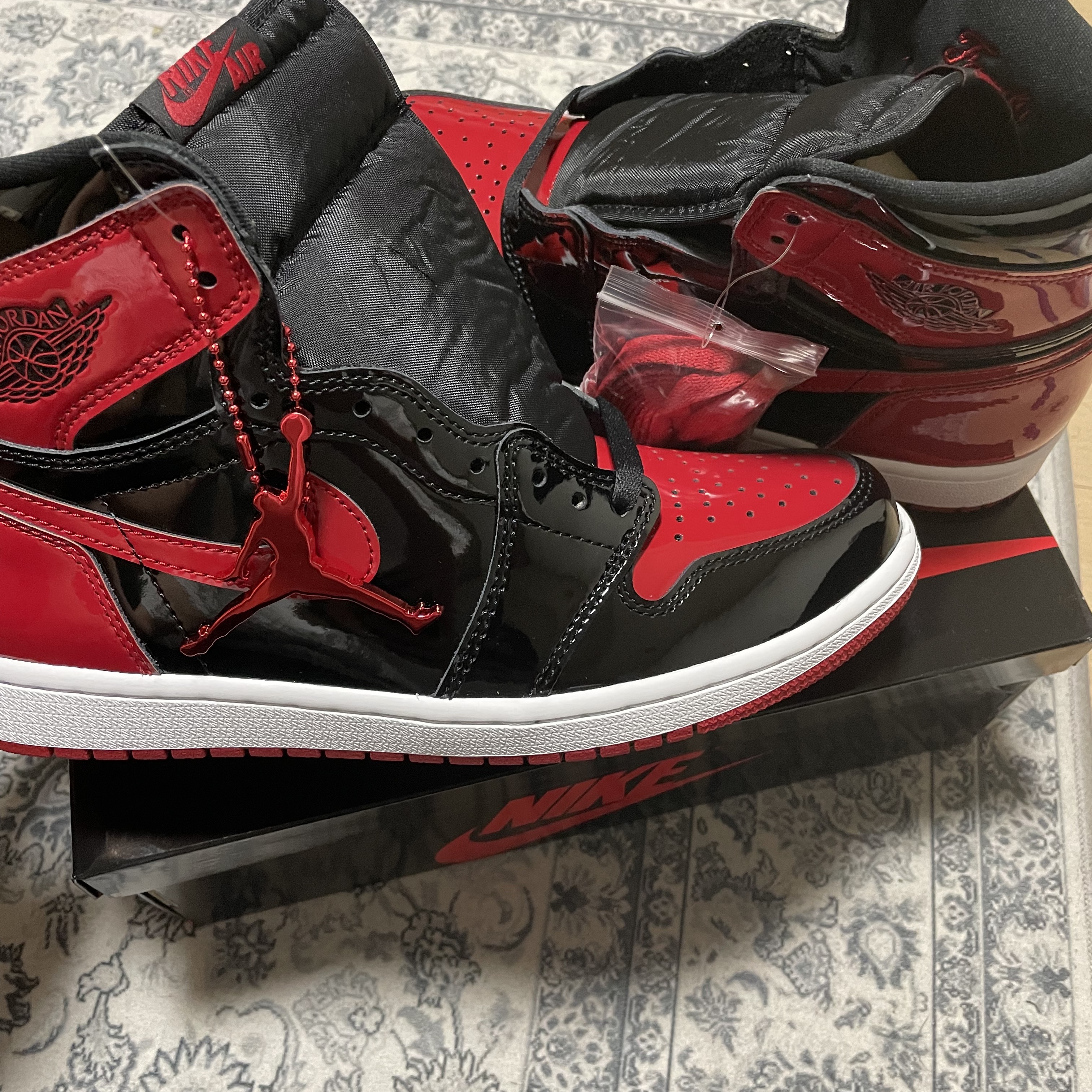 Jordan 1 Retro High OG Patent Bred 착용 스타일 - 1