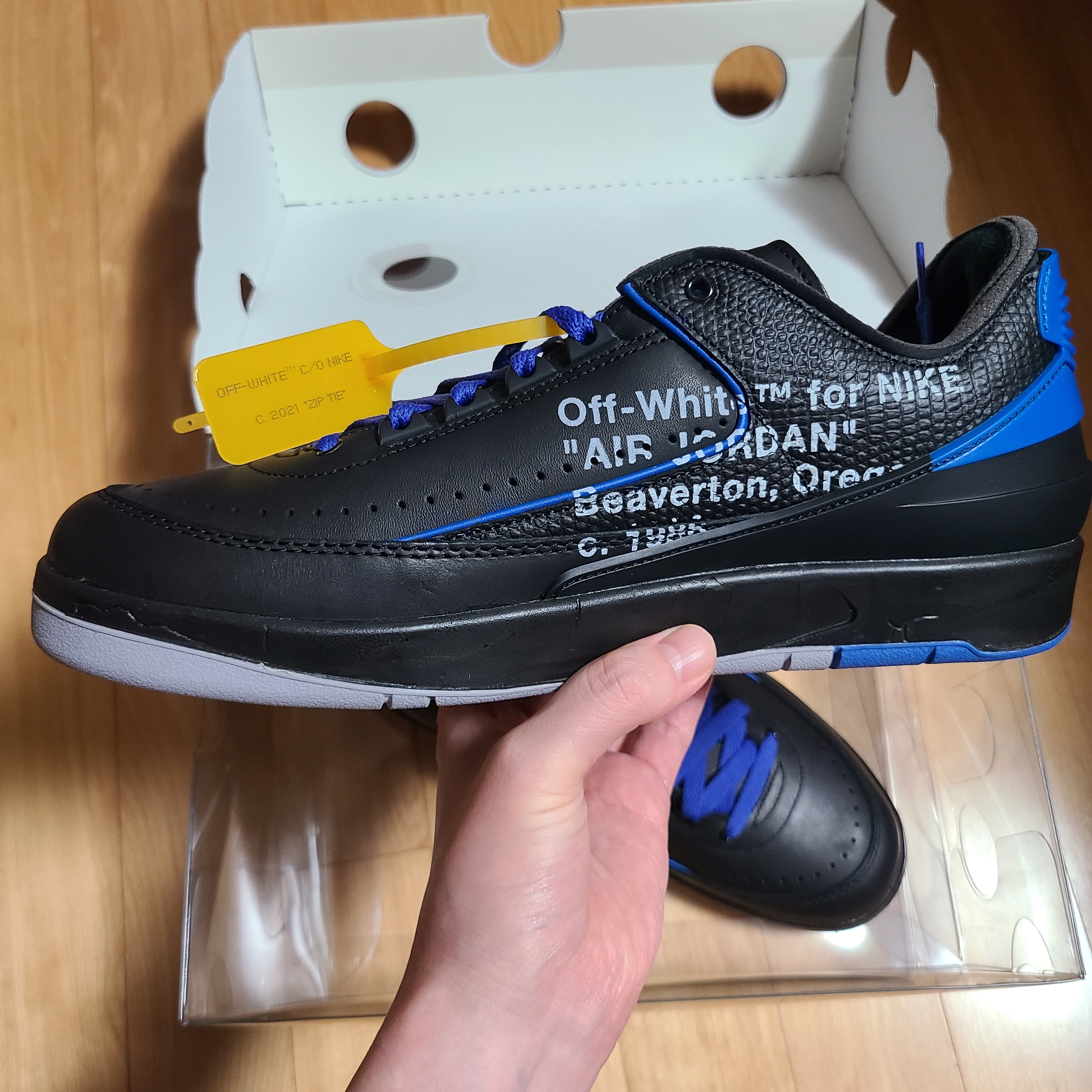 Jordan 2 x Off-White Retro Low SP Black and Varsity Royal 착용 스타일