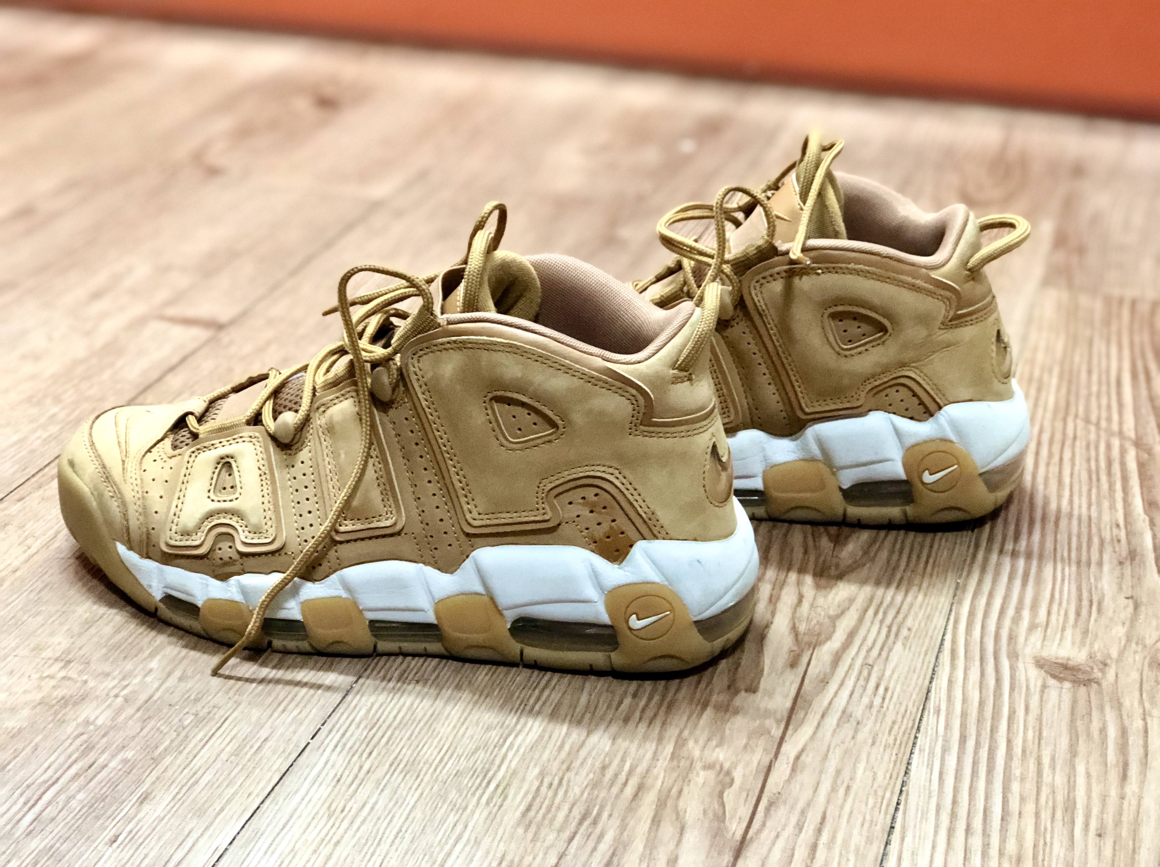 Nike Air More Uptempo Flax 착용 스타일