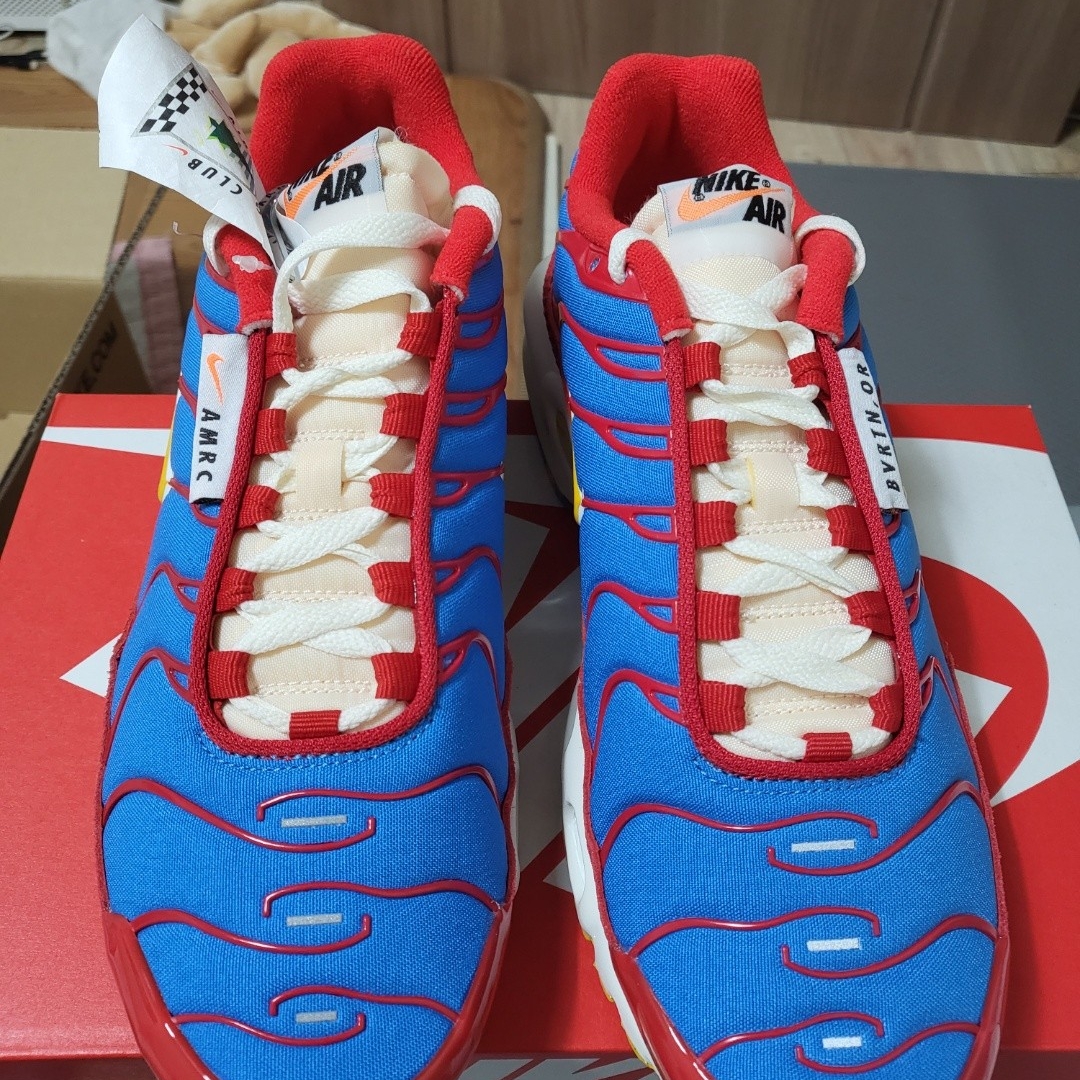 Nike Air Max Plus SE Running Club University Red Light Photo Blue 착용 스타일 - 1