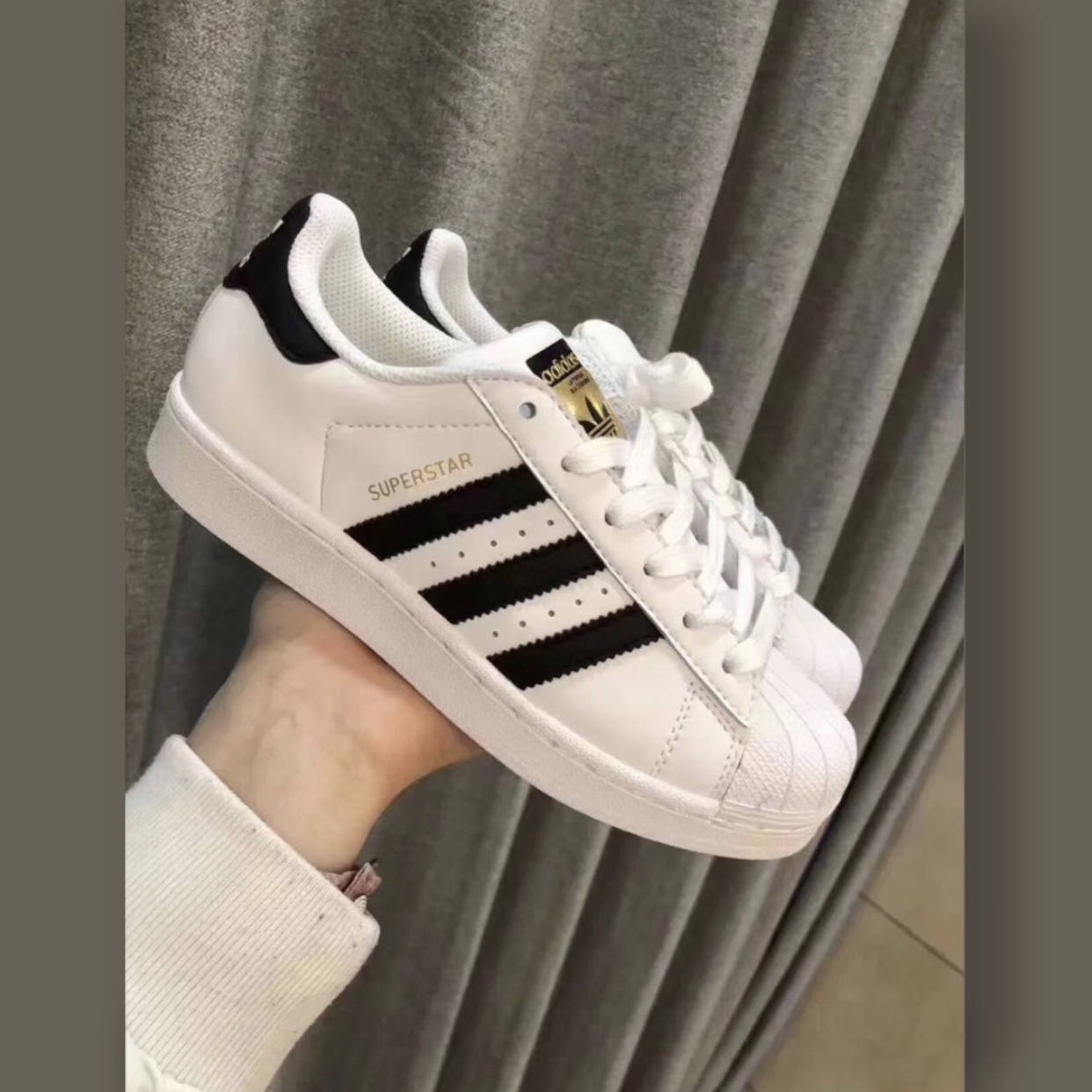 Adidas Superstar White Black 착용 스타일 - 5