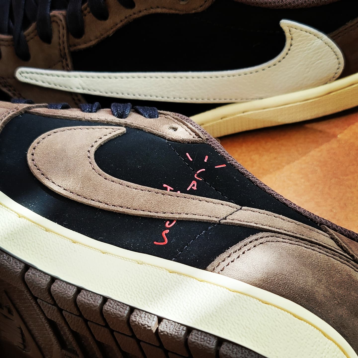 Jordan 1 x Travis Scott Retro Low OG SP Mocha 착용 스타일 - 3