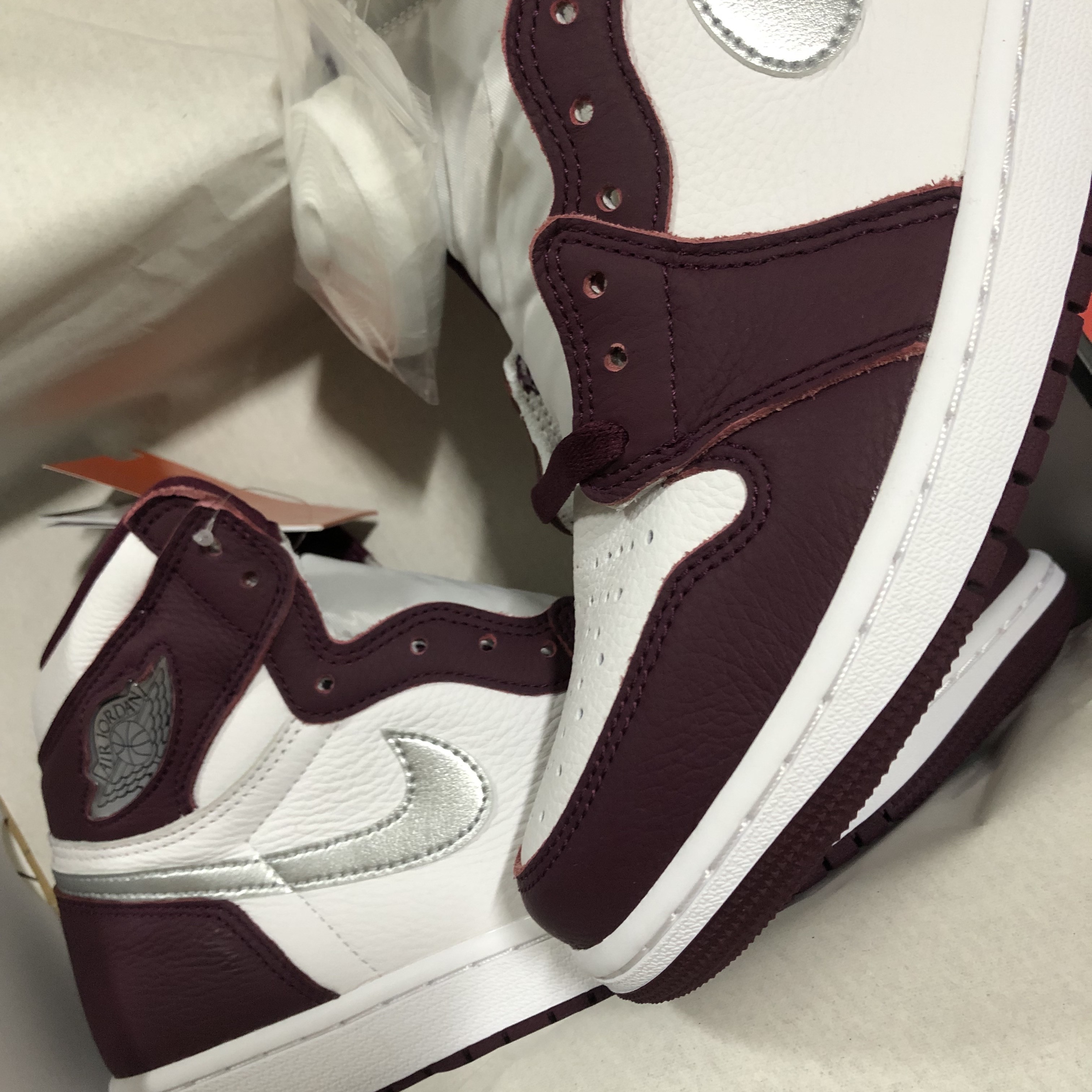 Jordan 1 Retro High OG Bordeaux 착용 스타일 - 2