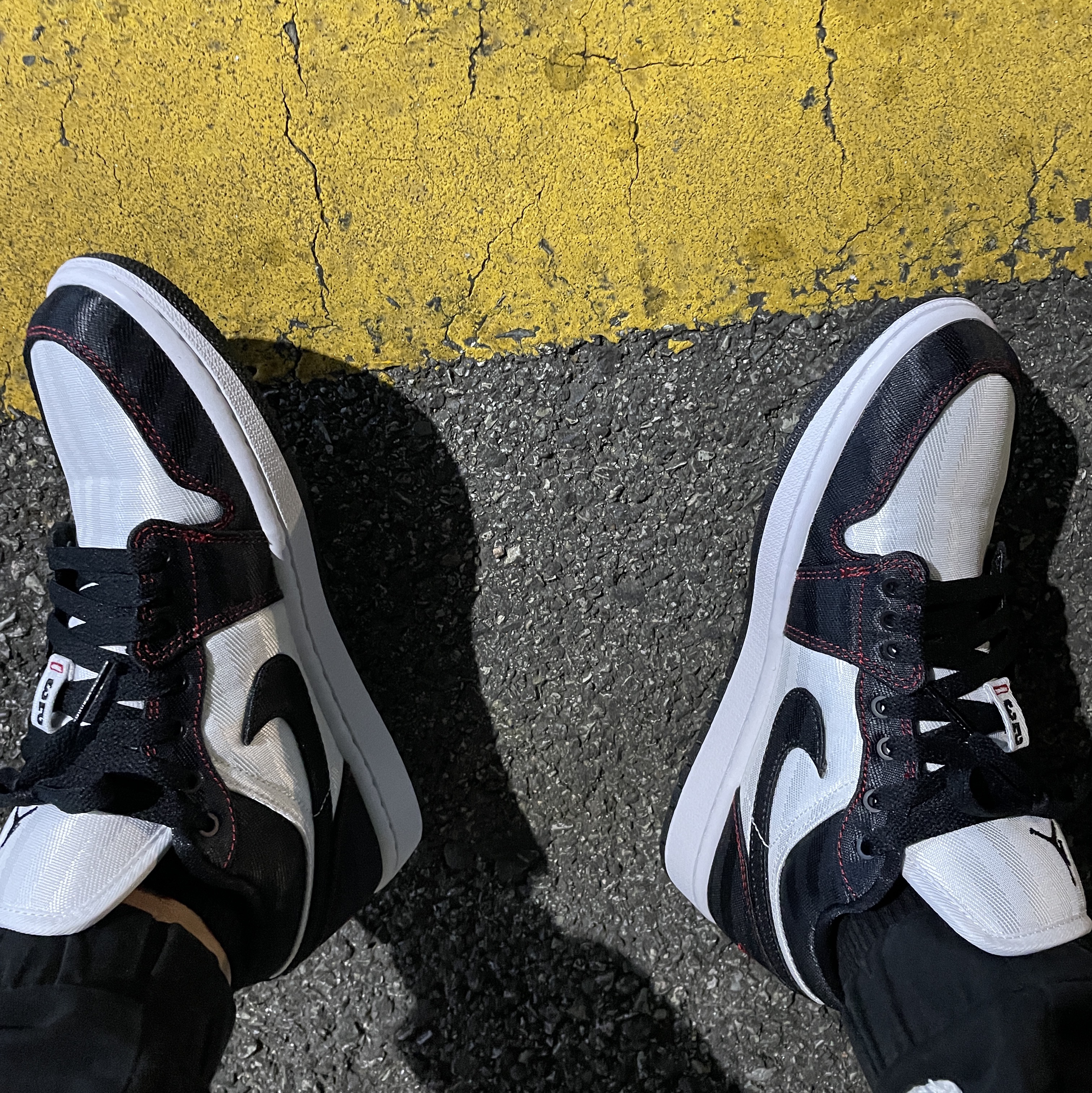 (W) Jordan 1 Low SE Utility White Gym Red Black 착용 스타일 - 3