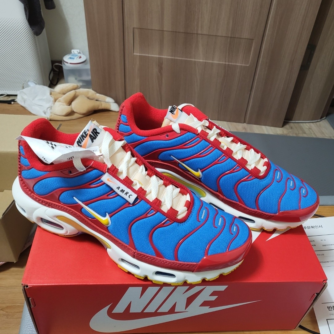 Nike Air Max Plus SE Running Club University Red Light Photo Blue 착용 스타일 - 2