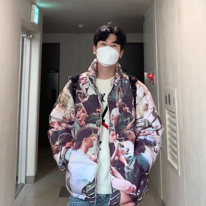 Supreme Lafayette Reflective Down Jacket Multicolor - 21FW, Supreme Monogram Double Knee Denim Painter Pants Blue - 21FW 착용 스타일 - 2