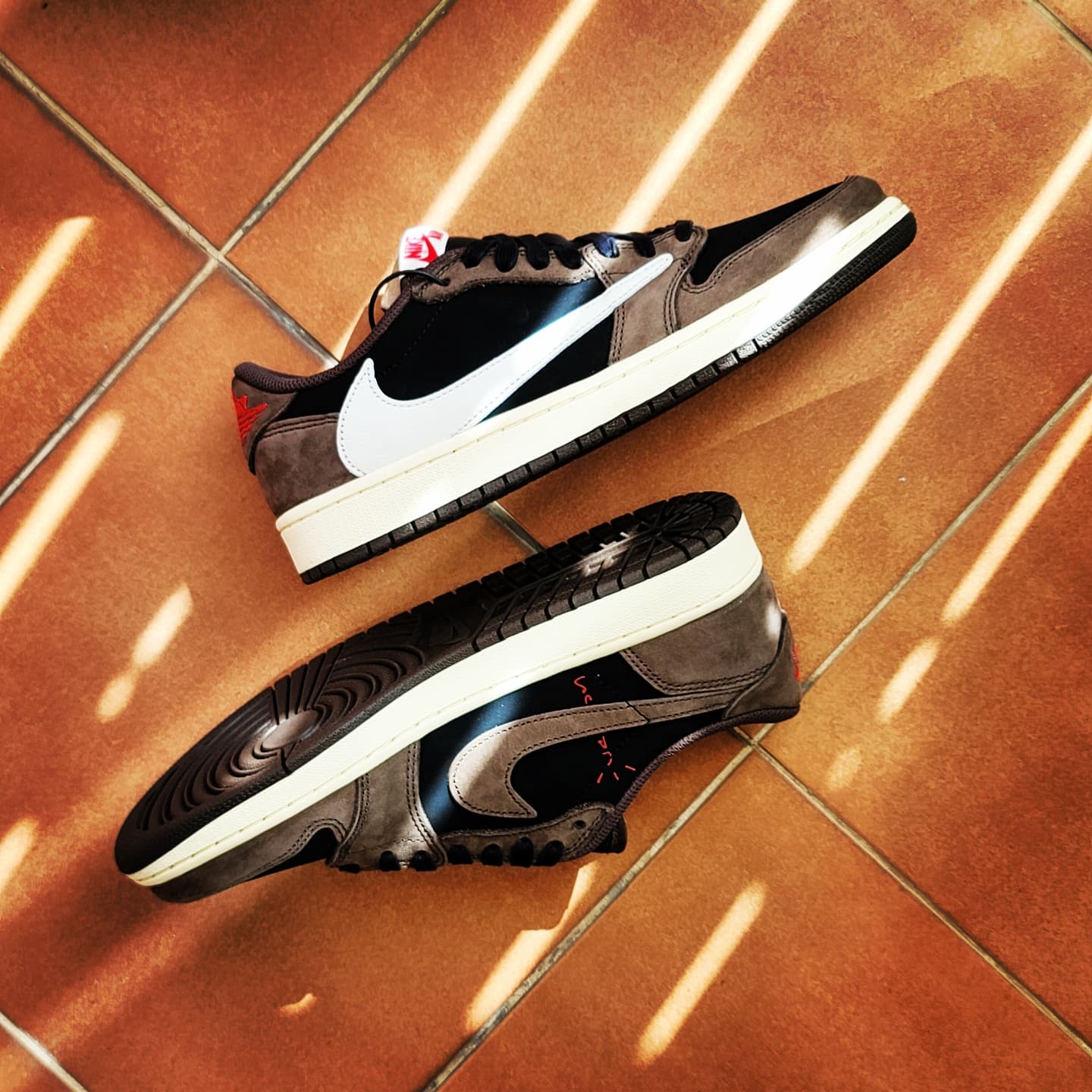 Jordan 1 x Travis Scott Retro Low OG SP Mocha 착용 스타일 - 1