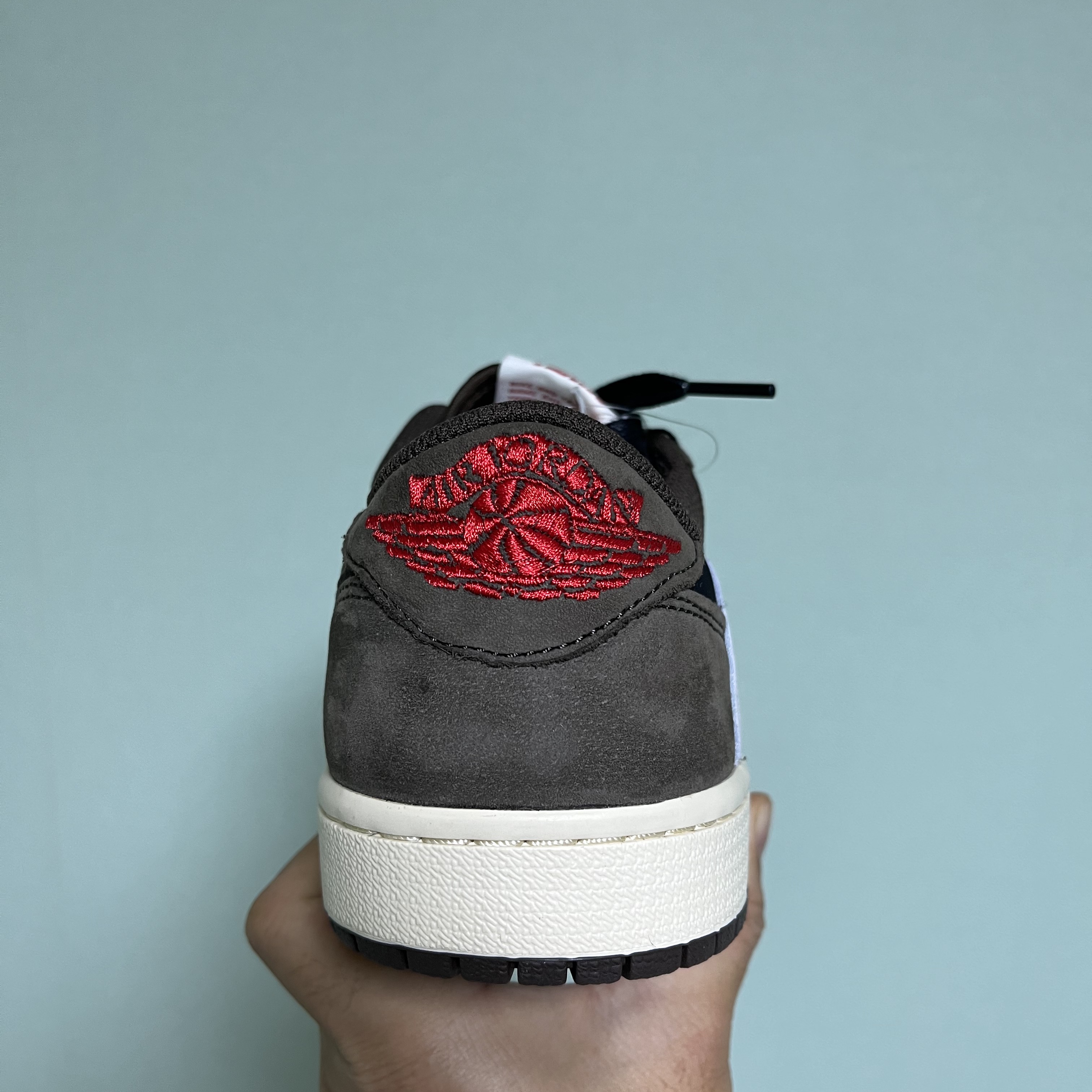 Jordan 1 x Travis Scott Retro Low OG SP Mocha 착용 스타일 - 2