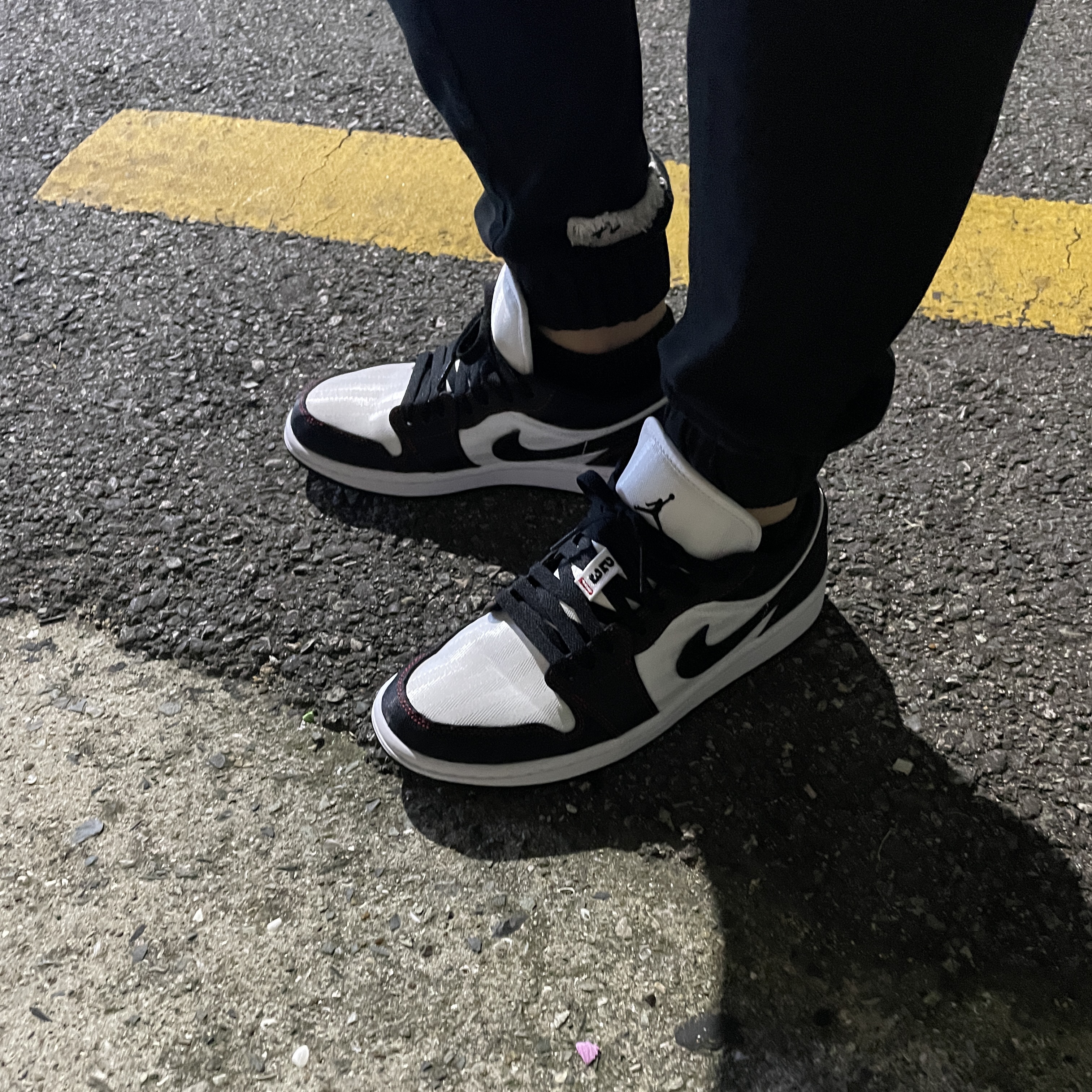 (W) Jordan 1 Low SE Utility White Gym Red Black 착용 스타일 - 1