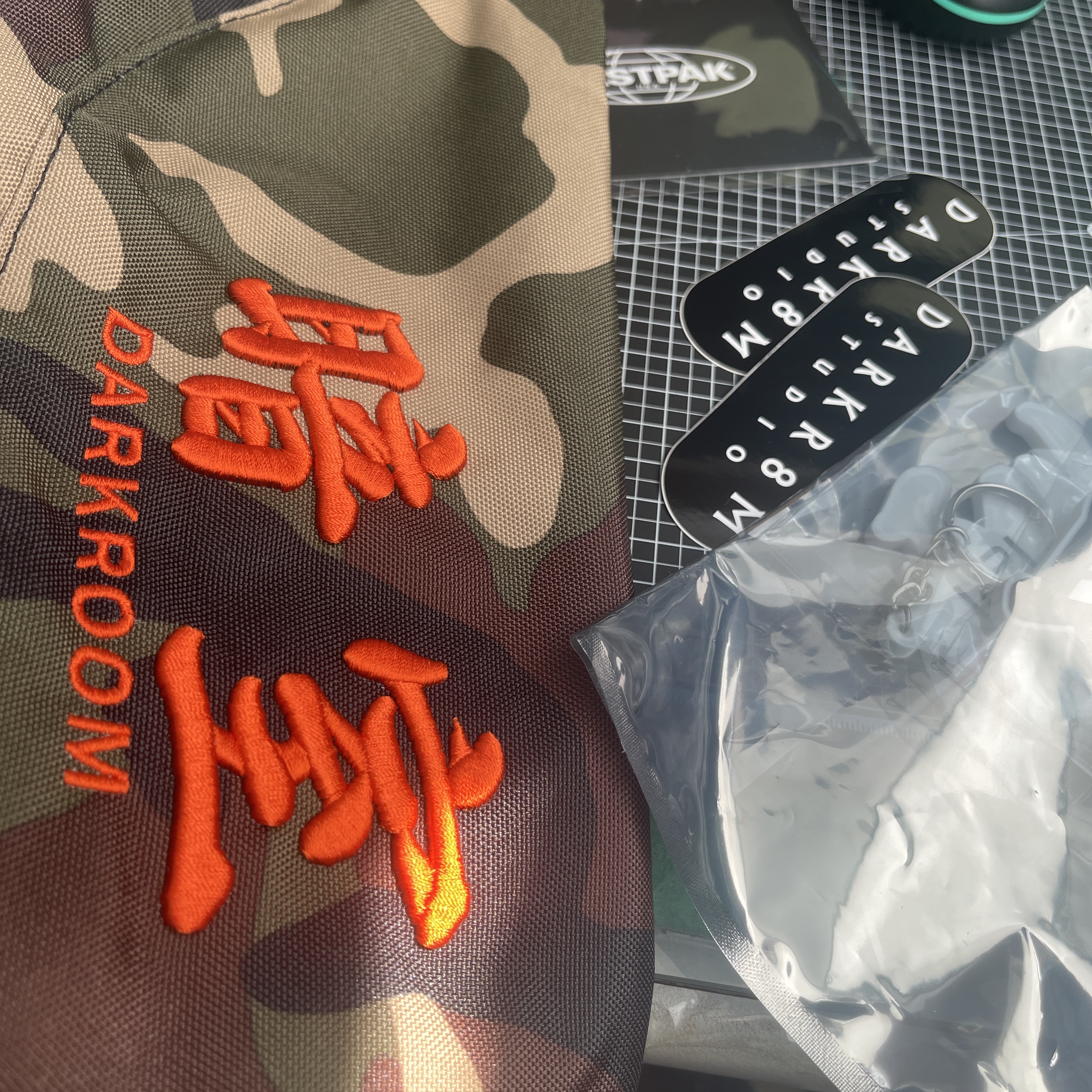 Darkr8m Studio x Eastpak Springer XXL Camouflage Orange 착용 스타일