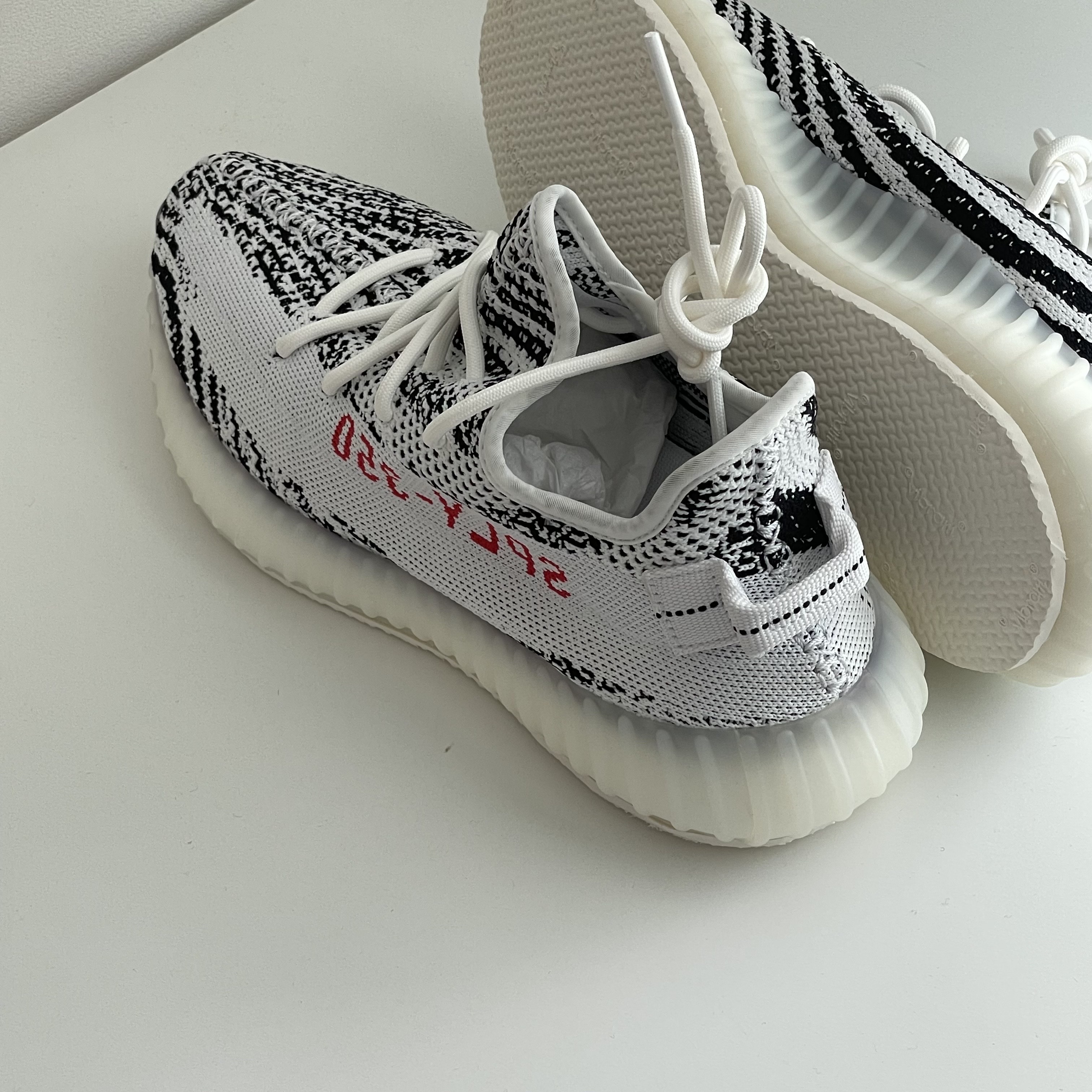 Adidas Yeezy Boost 350 V2 Zebra 2017/2019/2020 착용 스타일 - 1