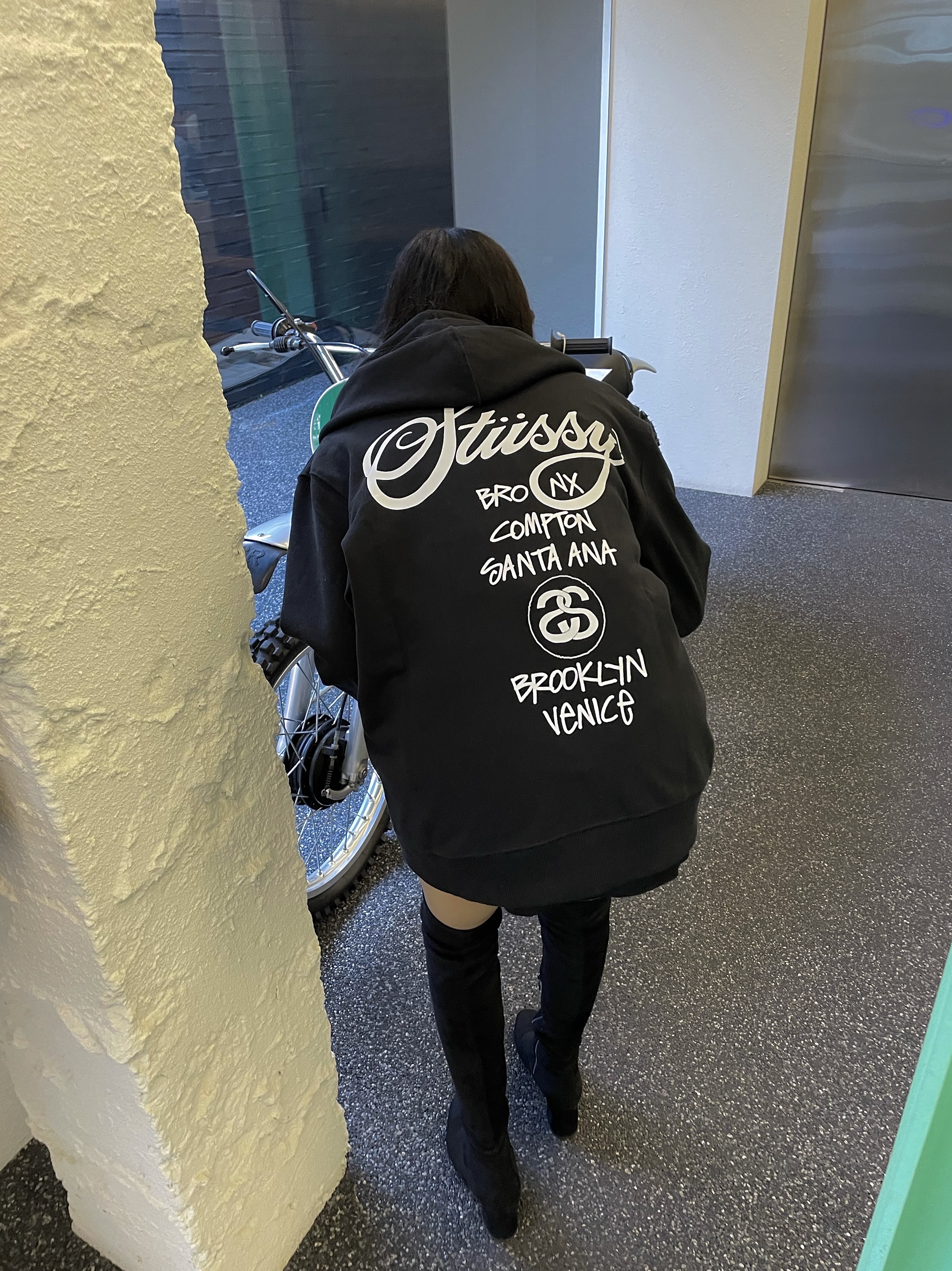 Stussy World Tour Zip Hoodie Black 2021 착용 스타일 - 4