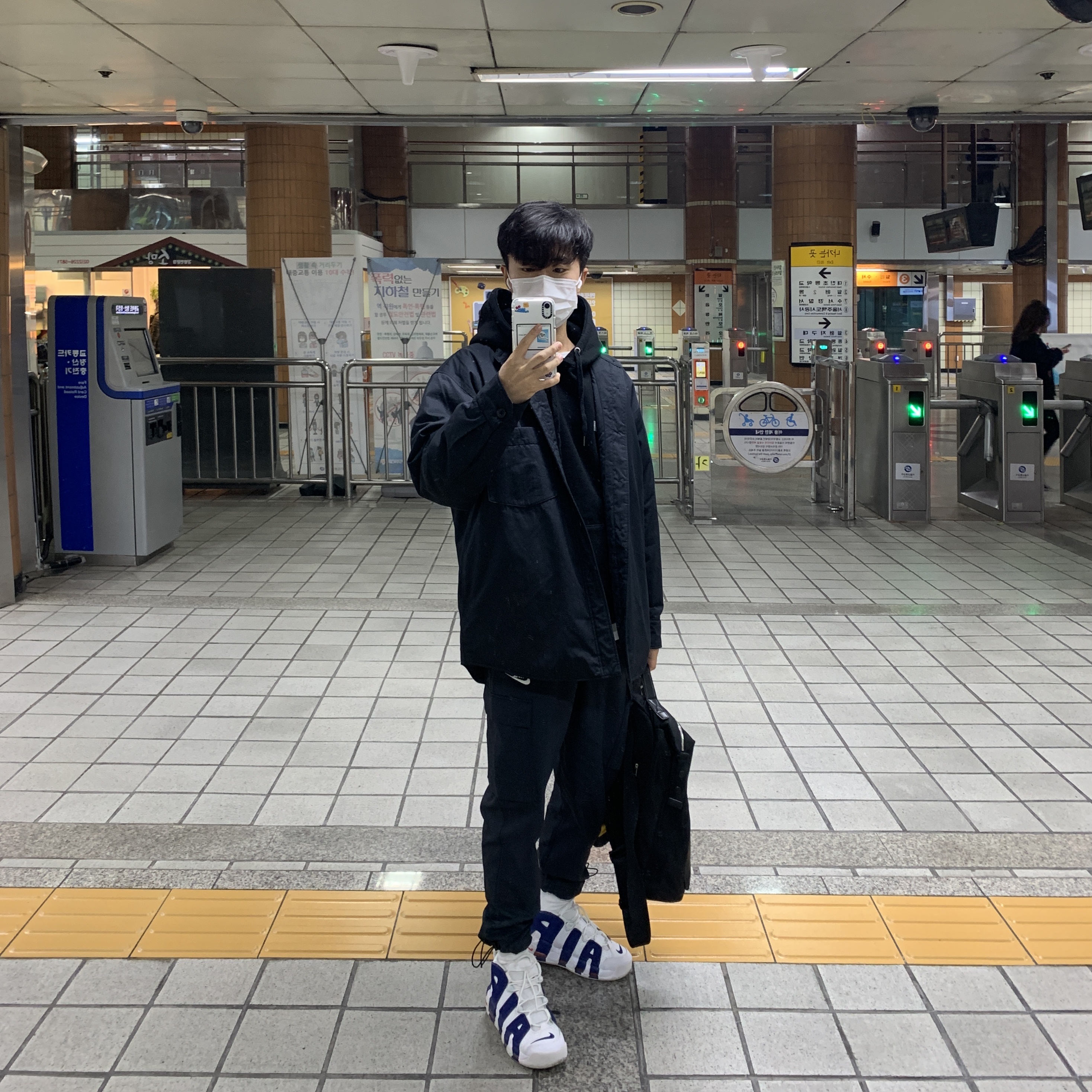 Nike Air More Uptempo Knicks 착용 스타일 - 2