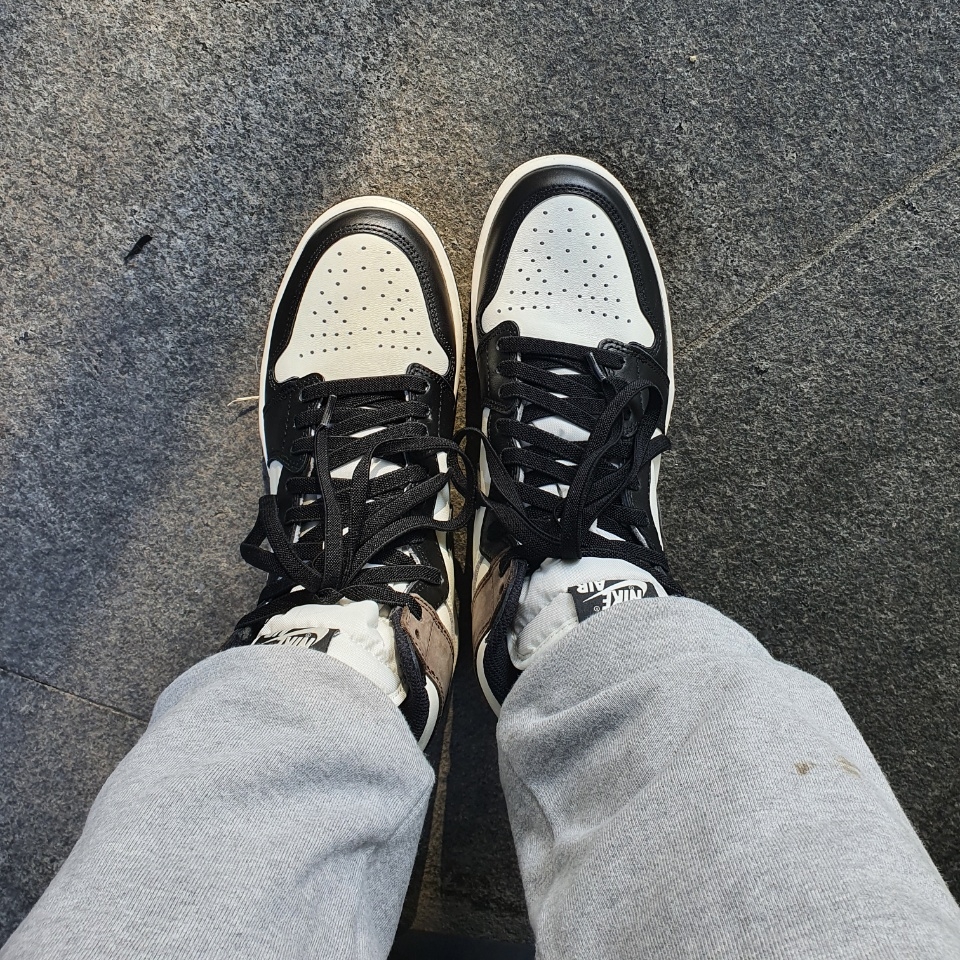 Jordan 1 Retro High OG Black Mocha 착용 스타일