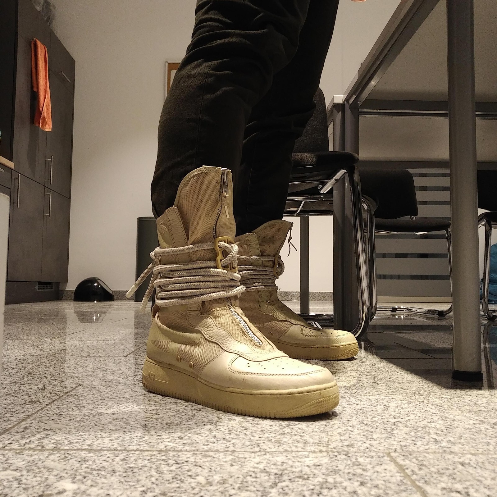 Nike SF Air Force 1 High Rattan 착용 스타일 - 2