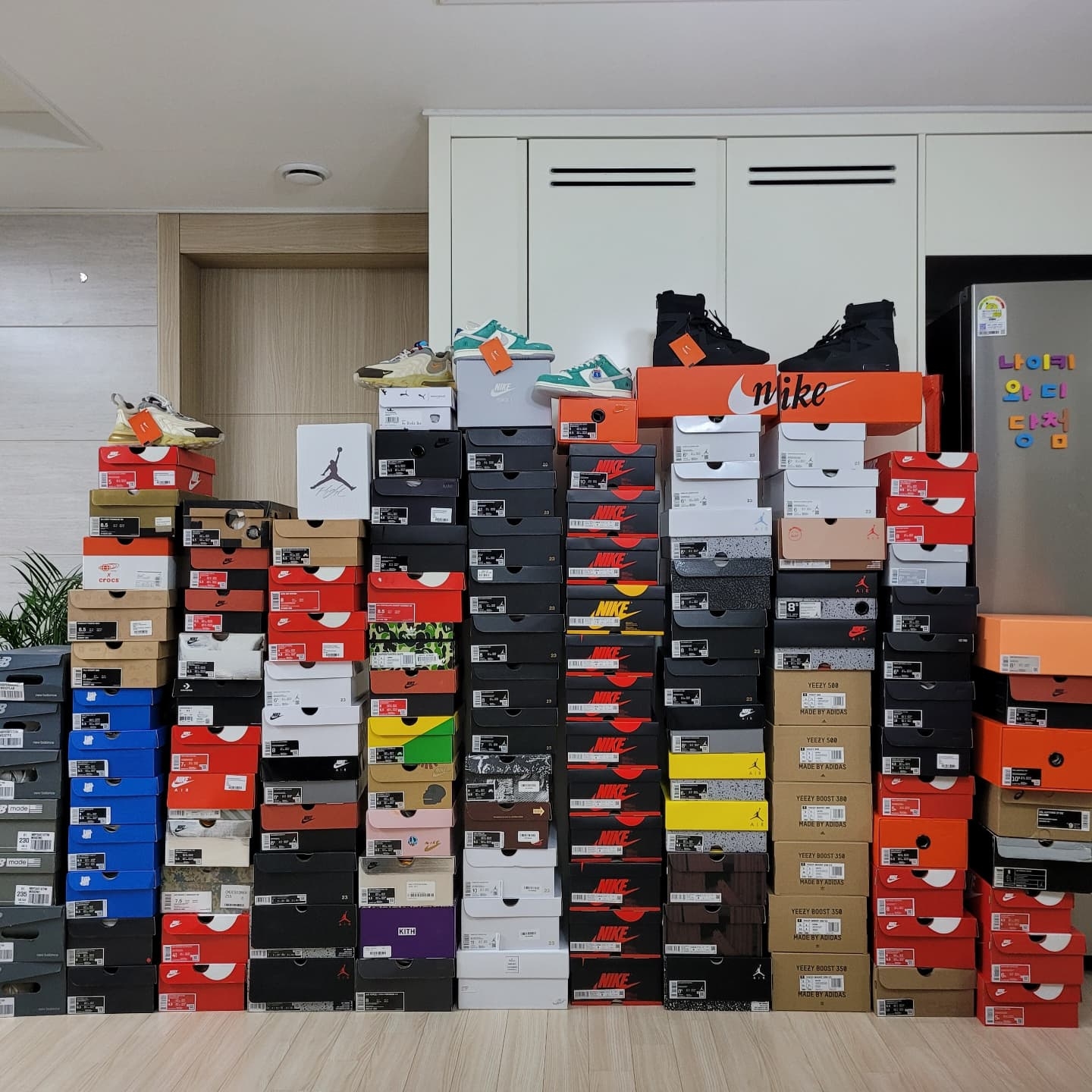 Jordan 6 x Travis Scott Retro SP British Khaki, Nike x Travis Scott Air Max 270 React Cactus Trails 착용 스타일
