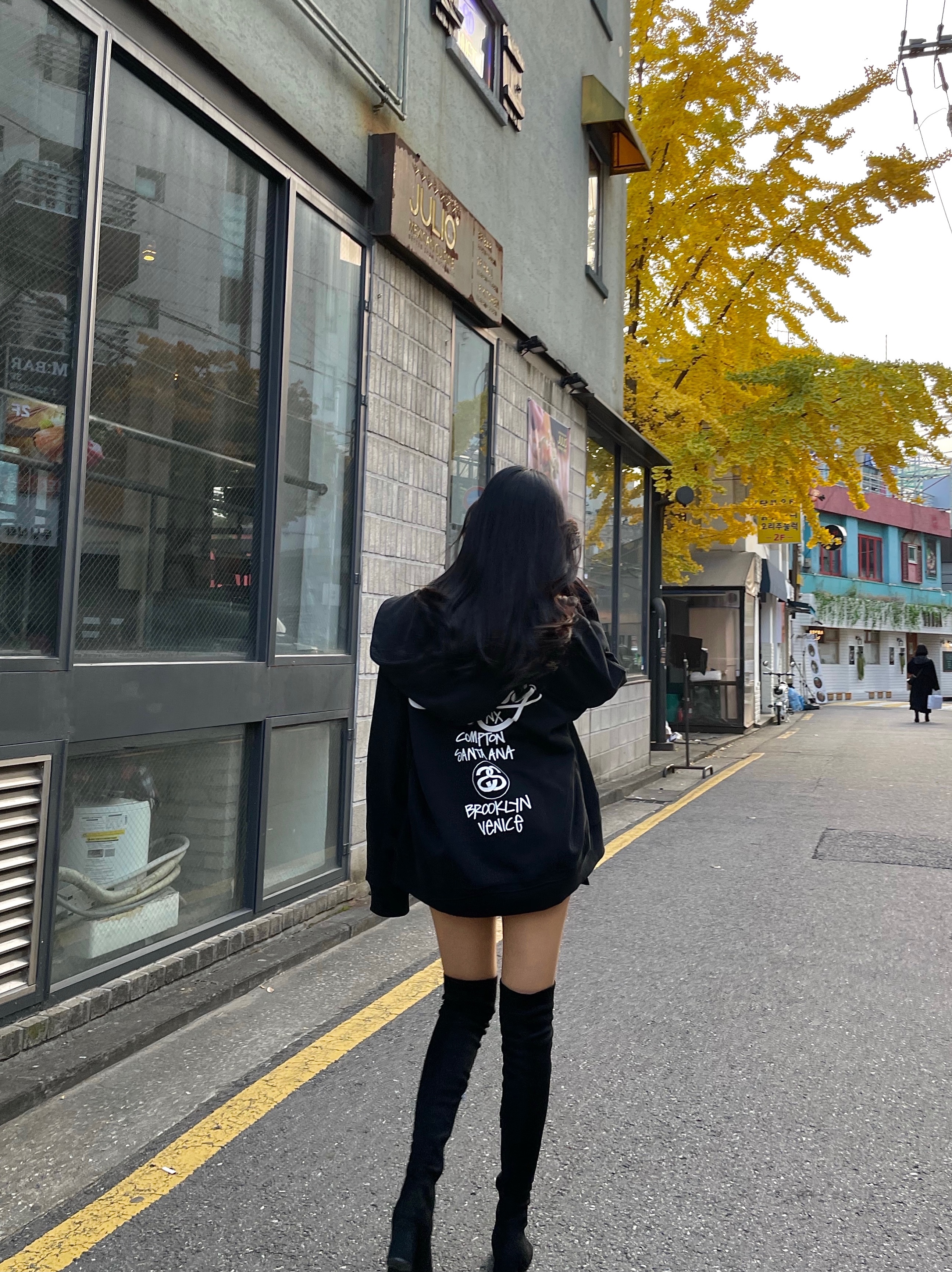 Stussy World Tour Zip Hoodie Black 2021 착용 스타일 - 1
