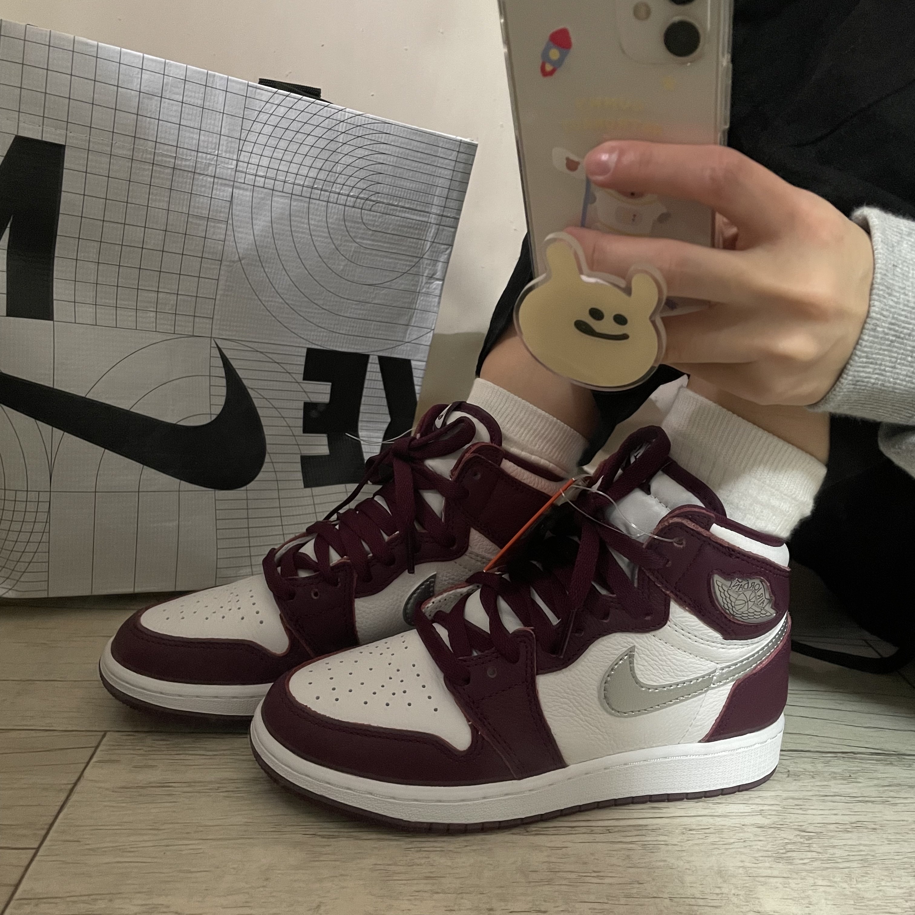(GS) Jordan 1 Retro High OG Bordeaux 착용 스타일 - 4