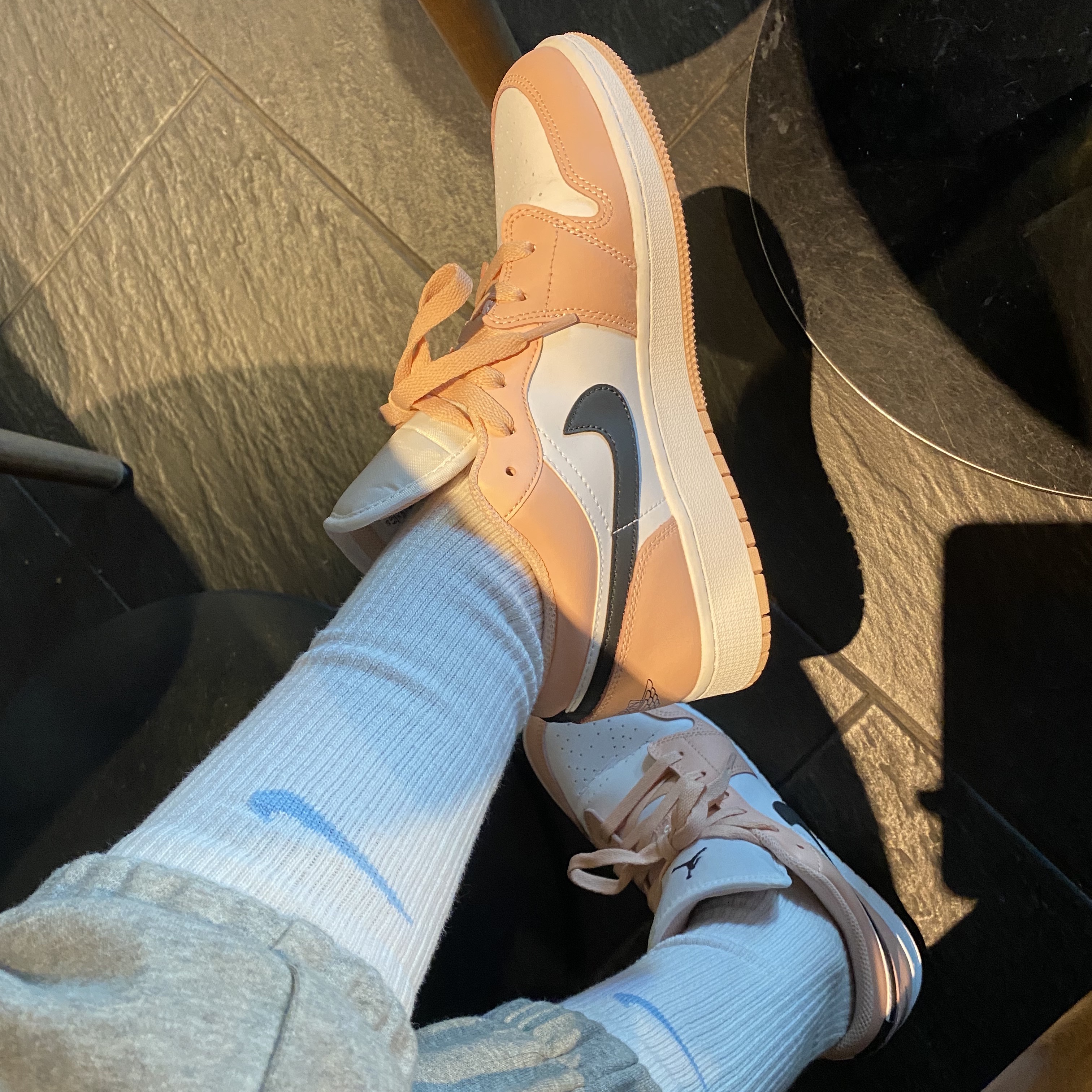 (GS) Jordan 1 Low Light Arctic Pink 착용 스타일 - 2