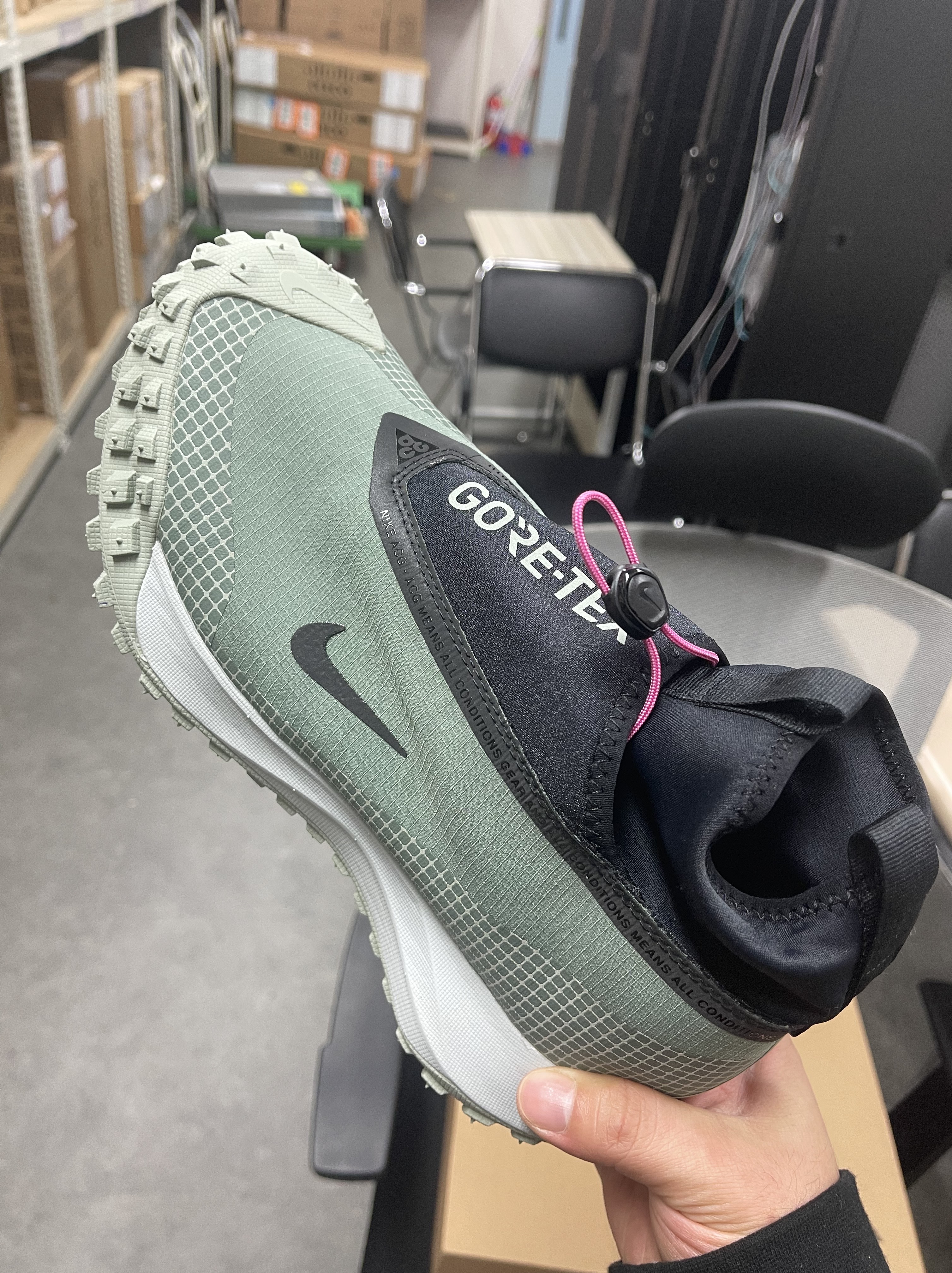 Nike ACG Mountain Fly Gore-Tex Clay Green 착용 스타일