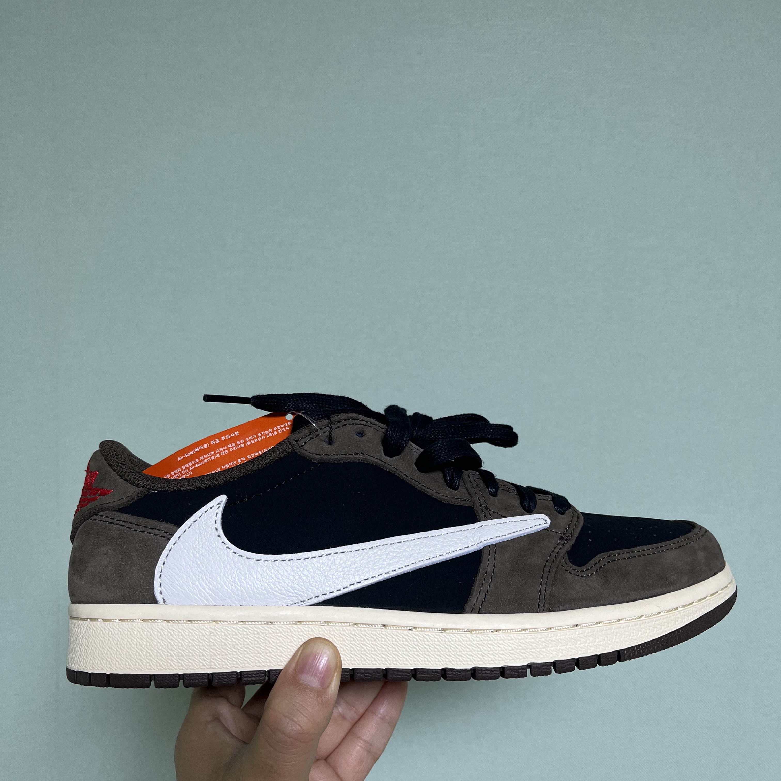 Jordan 1 x Travis Scott Retro Low OG SP Mocha 착용 스타일 - 1