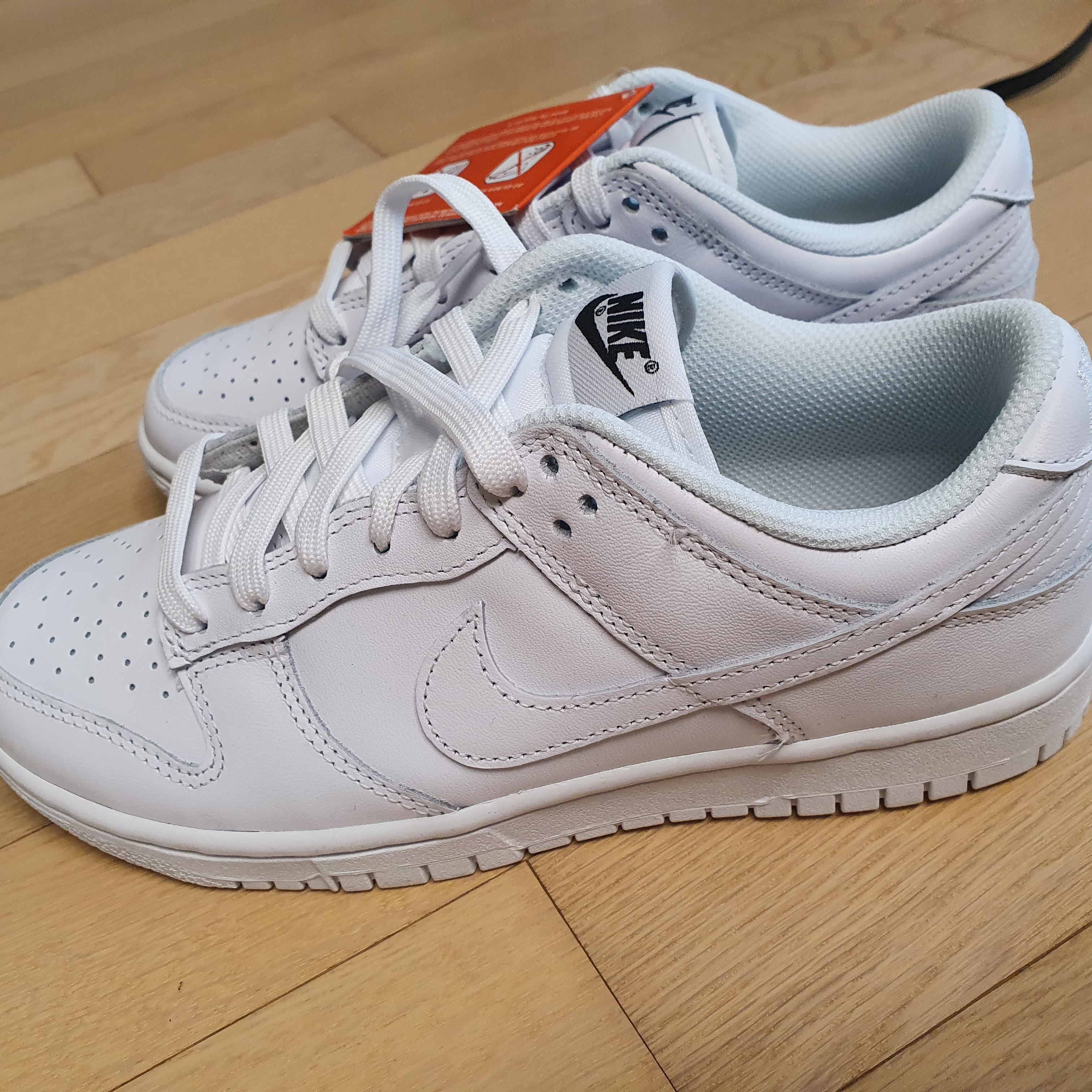(W) Nike Dunk Low Triple White 착용 스타일 - 1