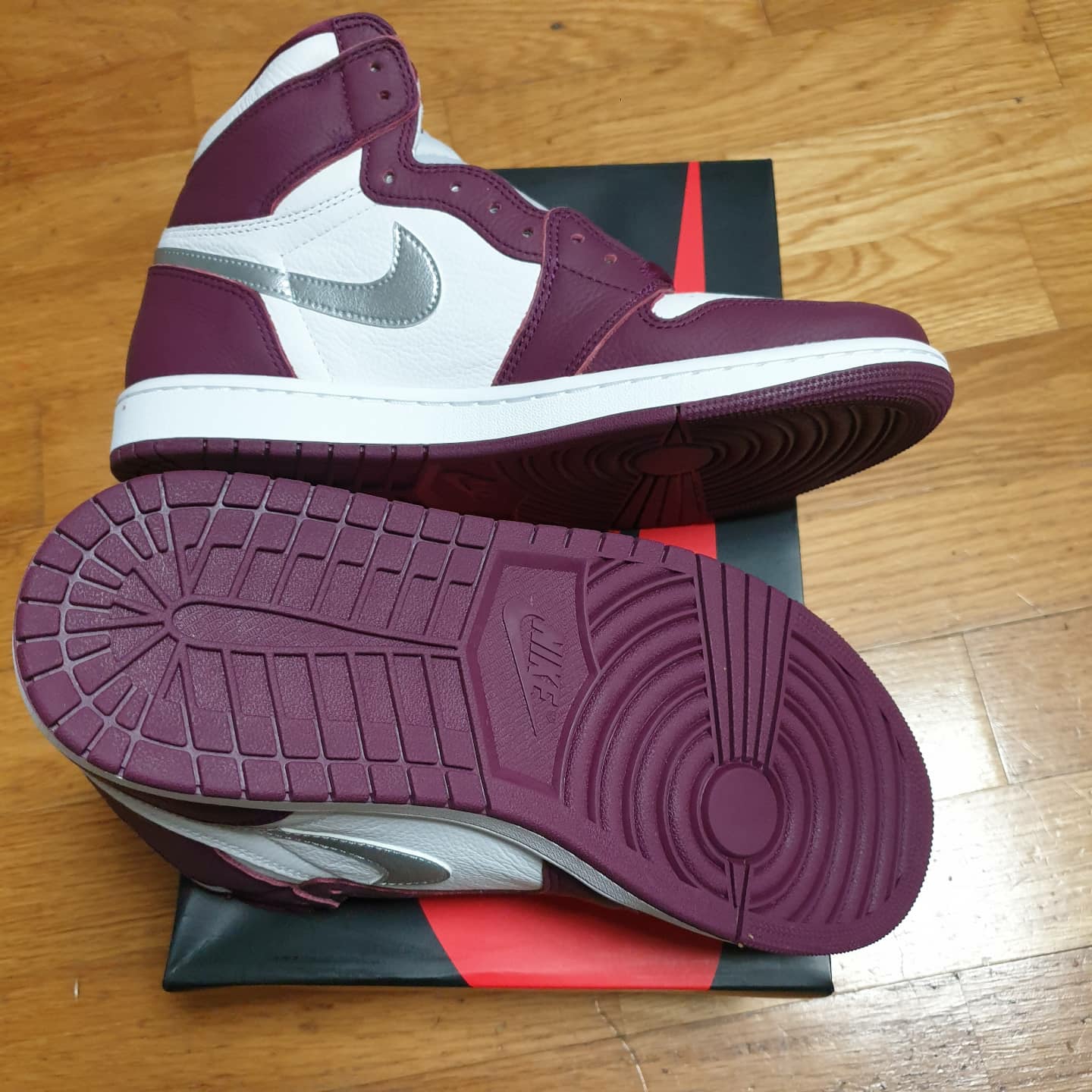 Jordan 1 Retro High OG Bordeaux 착용 스타일 - 3