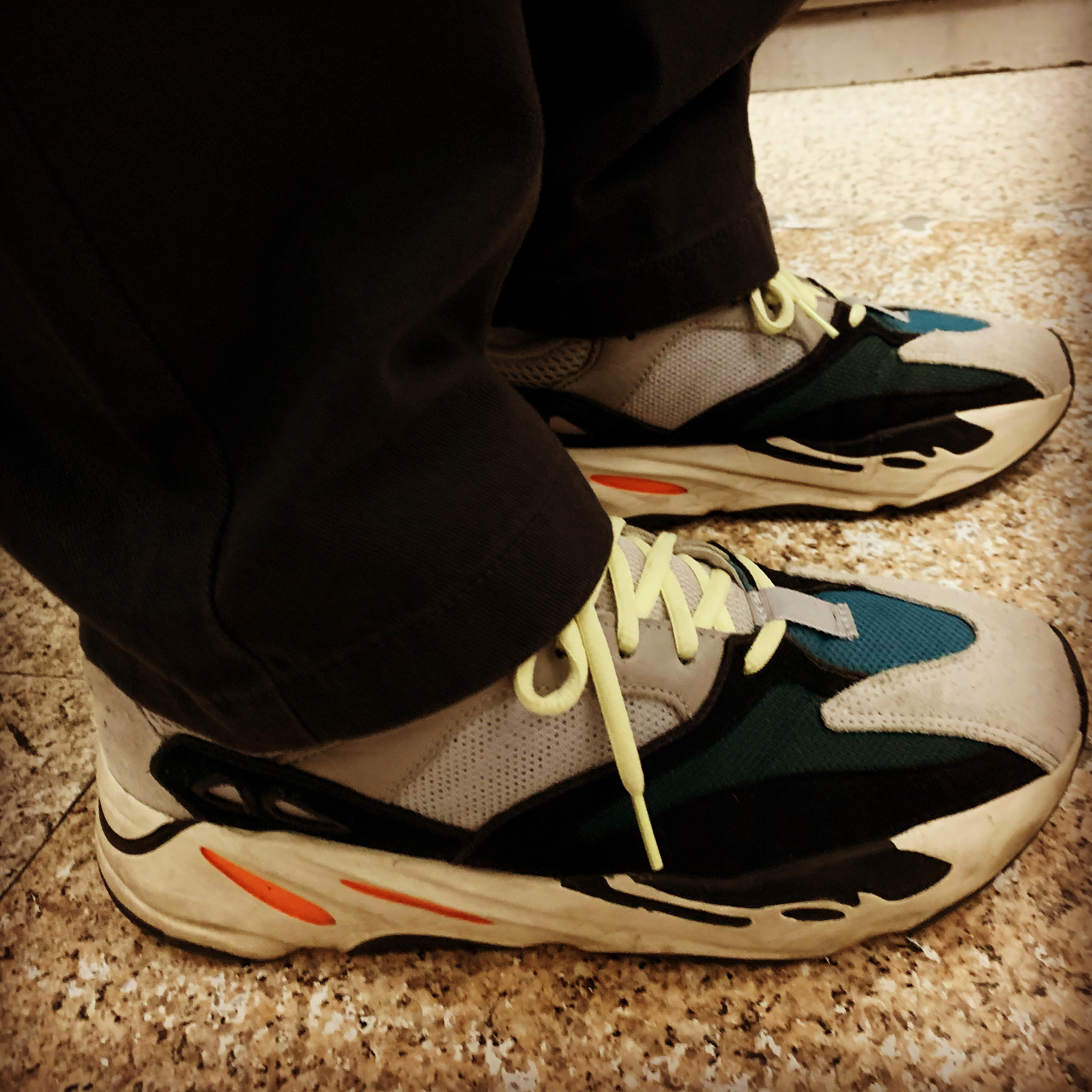 Adidas Yeezy Boost 700 Wave Runner Solid Grey 2017/2019 착용 스타일