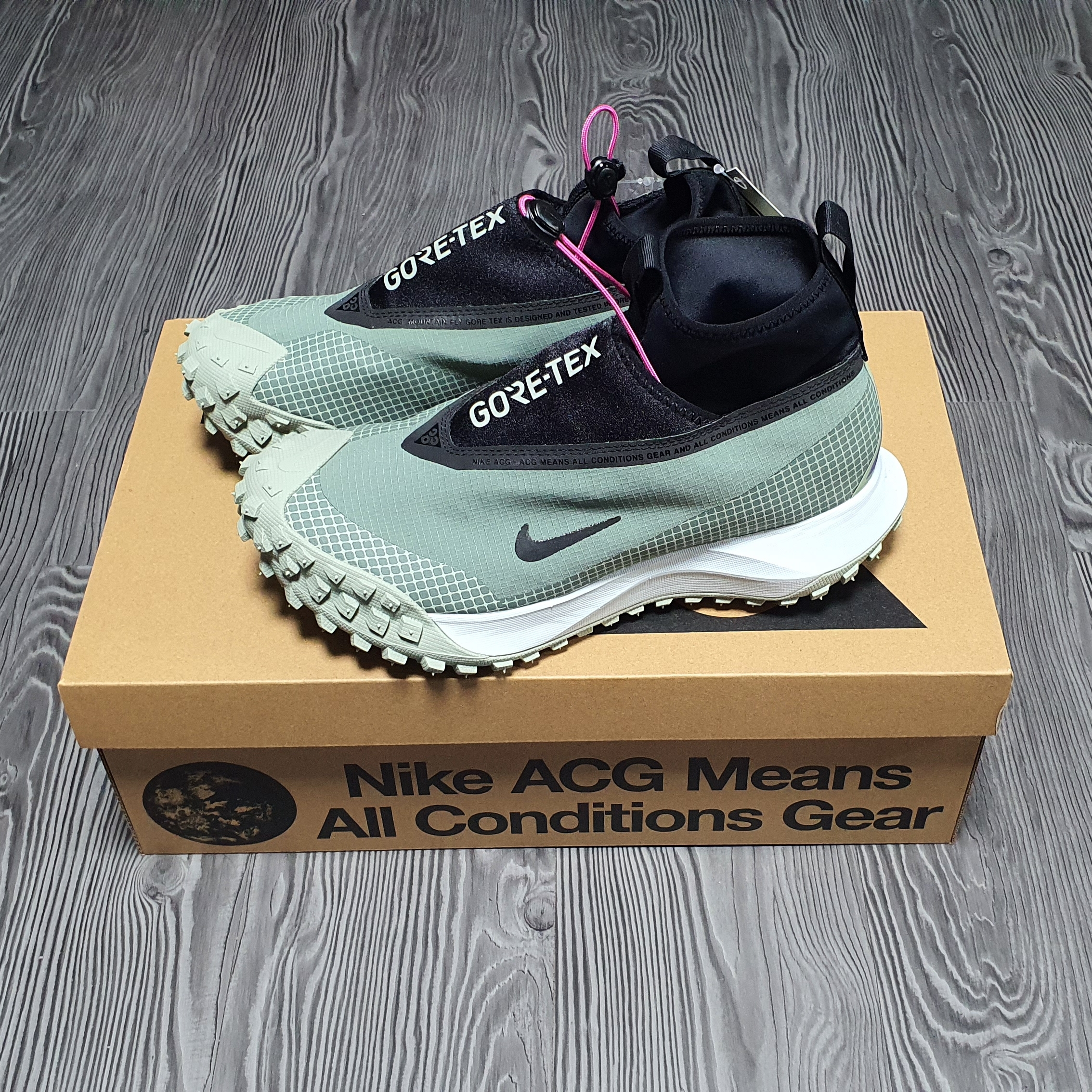 Nike ACG Mountain Fly Gore-Tex Clay Green 착용 스타일