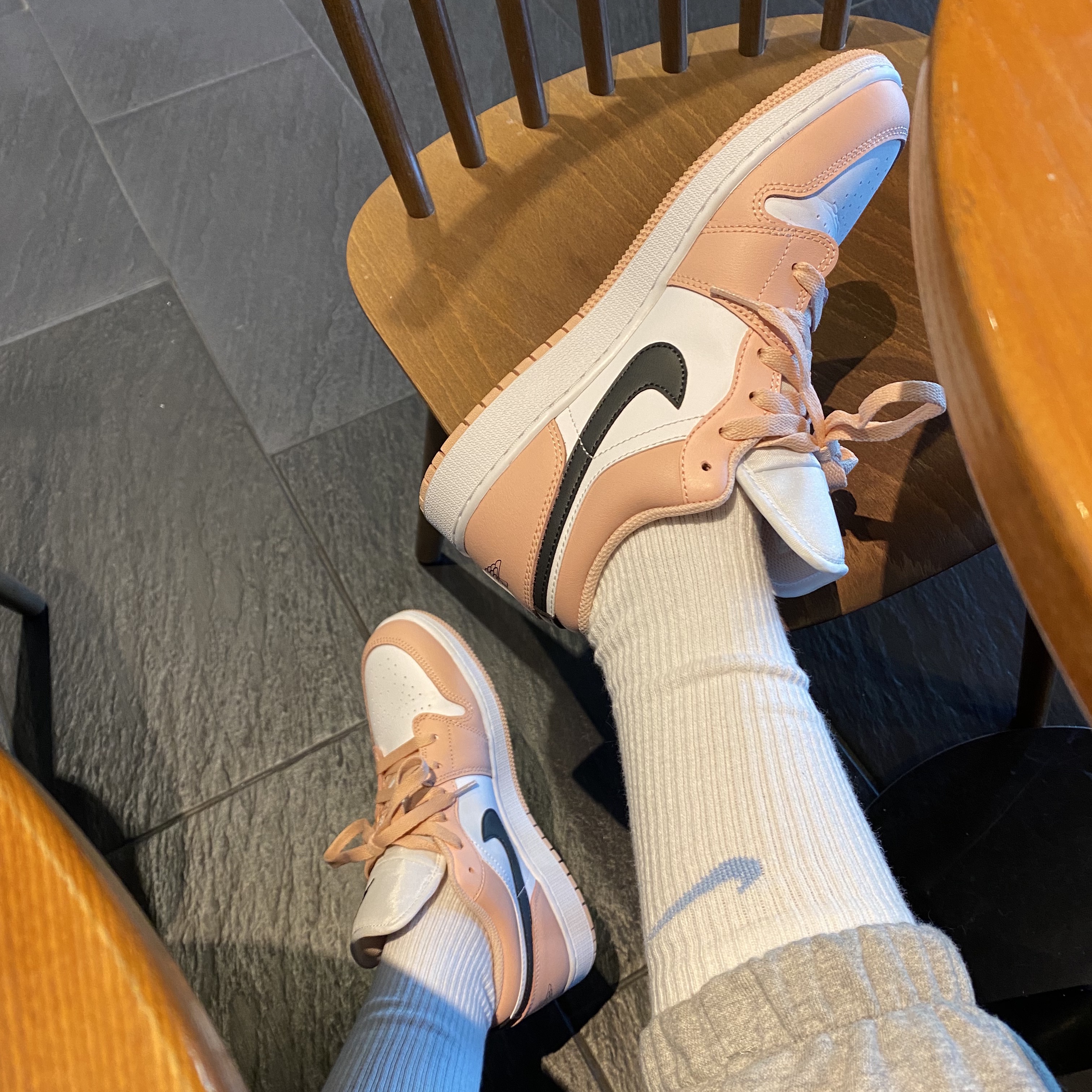 (GS) Jordan 1 Low Light Arctic Pink 착용 스타일 - 1