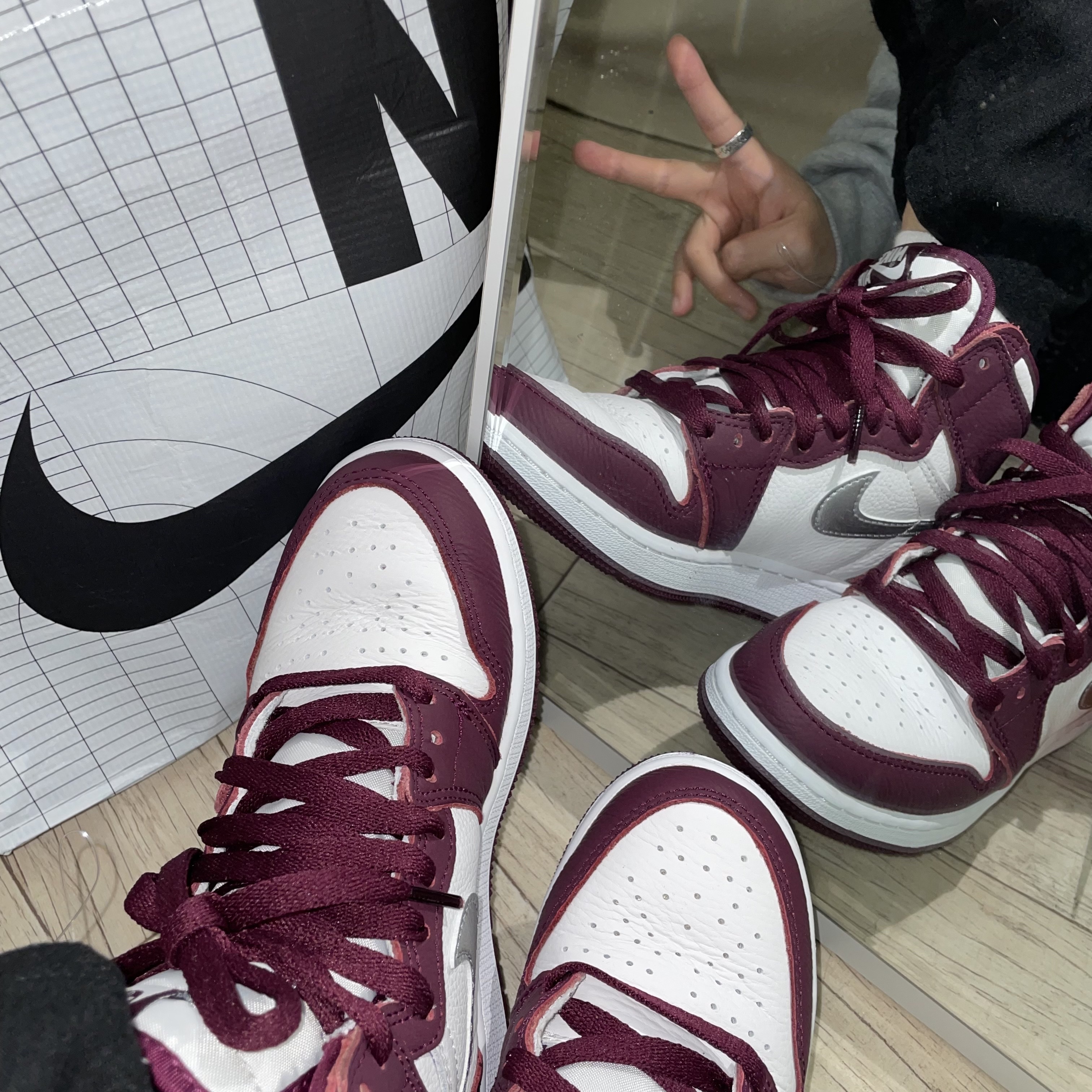 (GS) Jordan 1 Retro High OG Bordeaux 착용 스타일 - 1