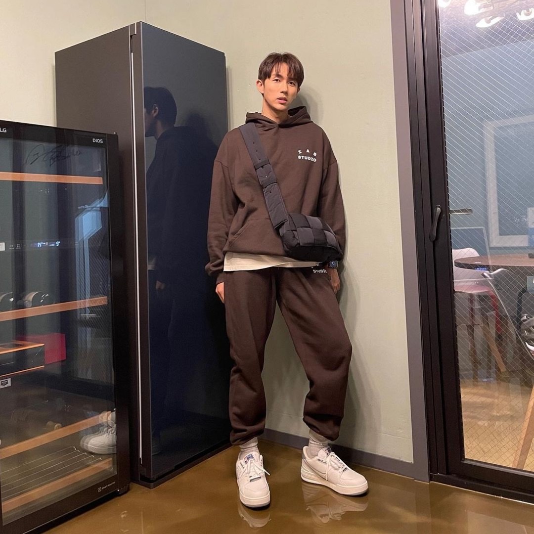 IAB Studio Hoodie Brown, IAB Studio Sweatpants Brown 착용 스타일 - 2