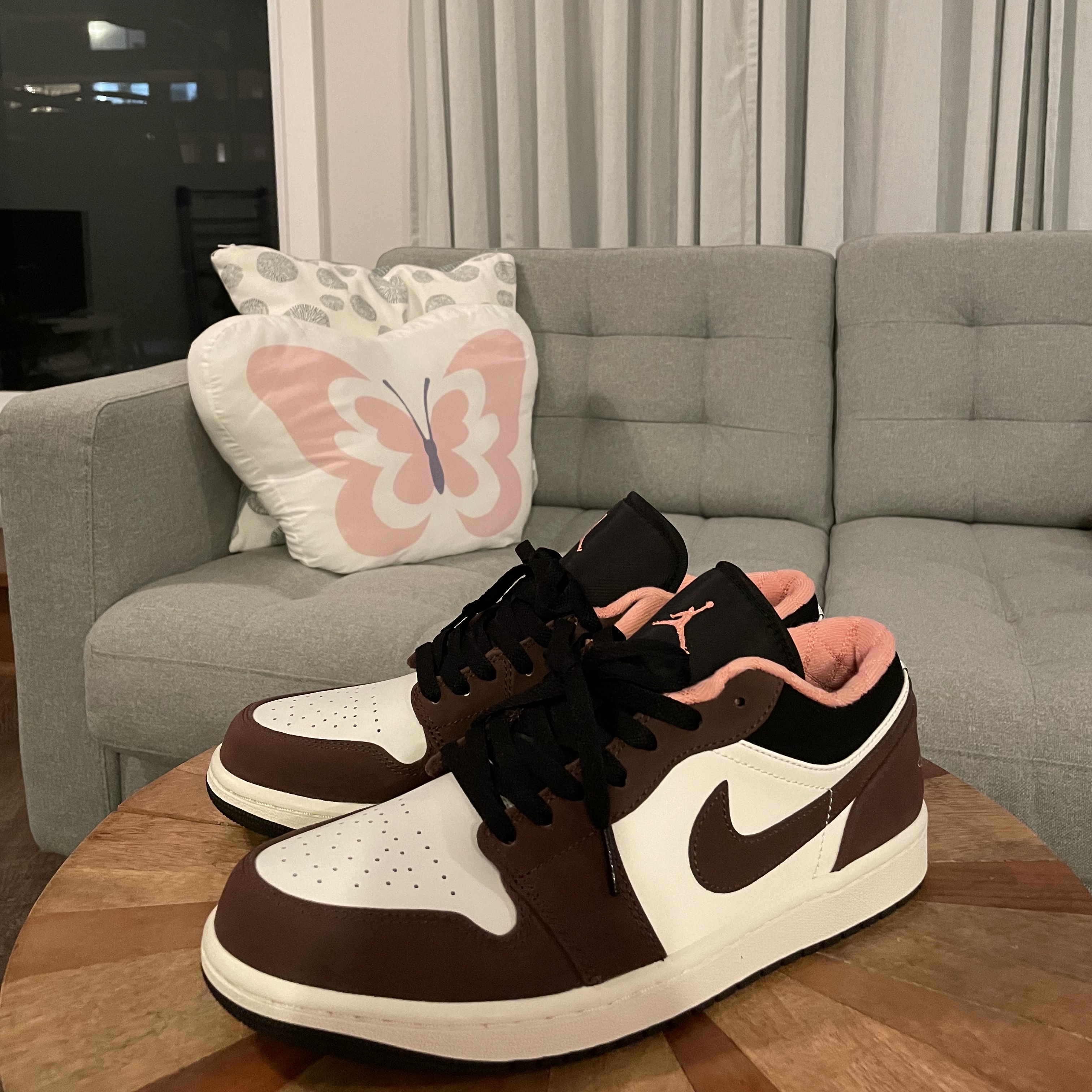 Jordan 1 Low SE Chocolate Bliss 착용 스타일 - 1