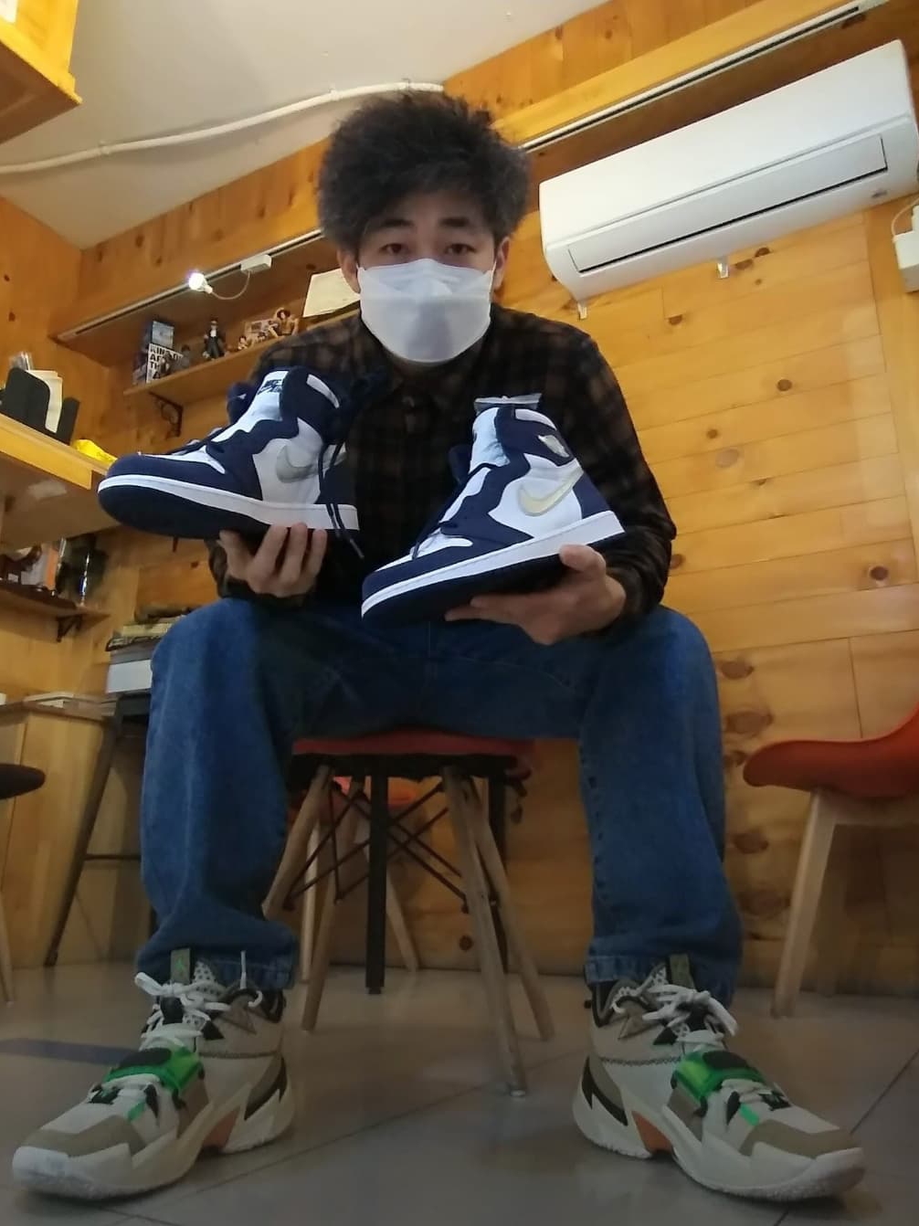 Jordan 1 Retro High OG Black Mocha, Jordan 1 Retro High OG CO.JP Midnight Navy 착용 스타일 - 3