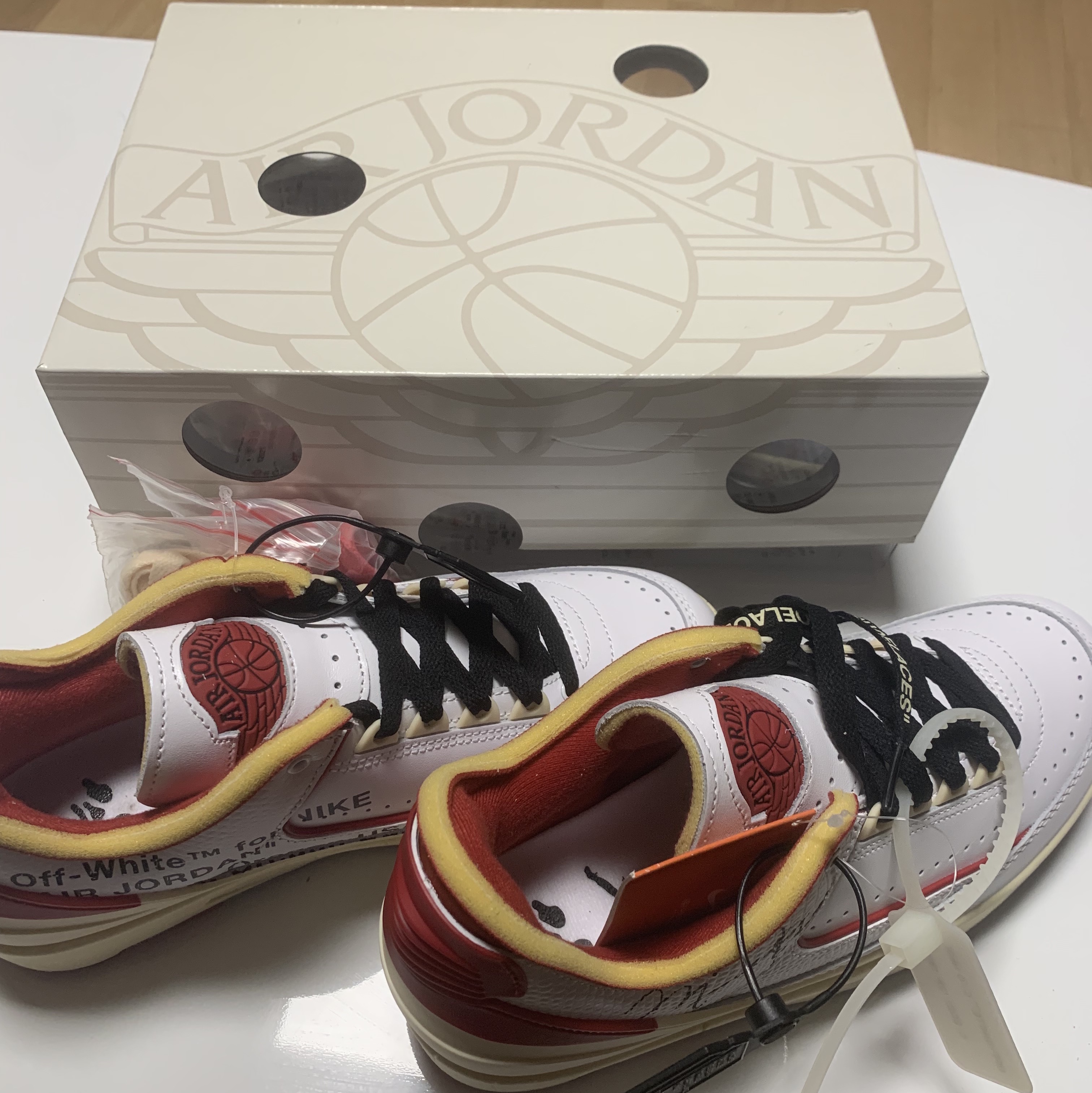 Jordan 2 x Off-White Retro Low SP White and Varsity Red 착용 스타일 - 2