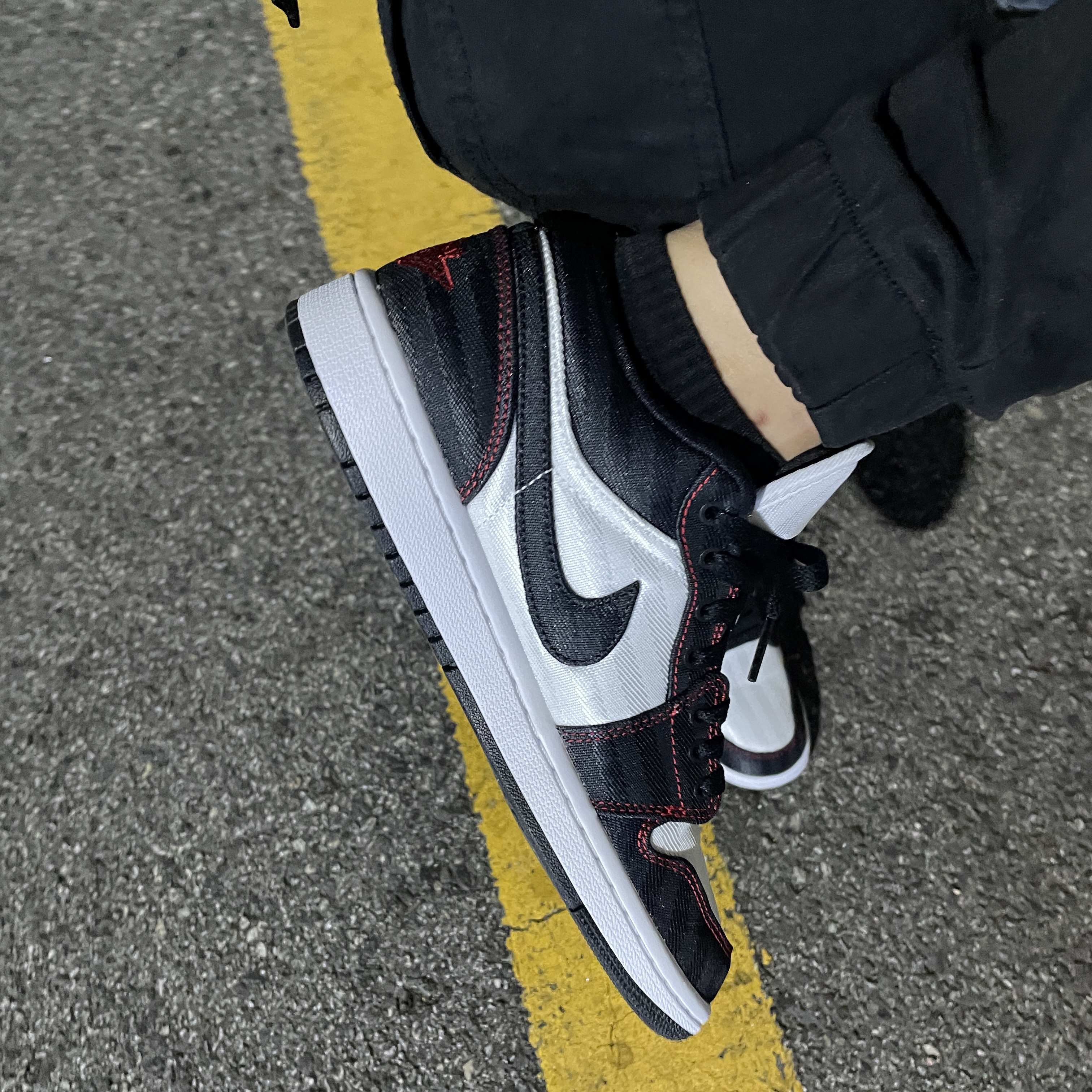 (W) Jordan 1 Low SE Utility White Gym Red Black 착용 스타일 - 2