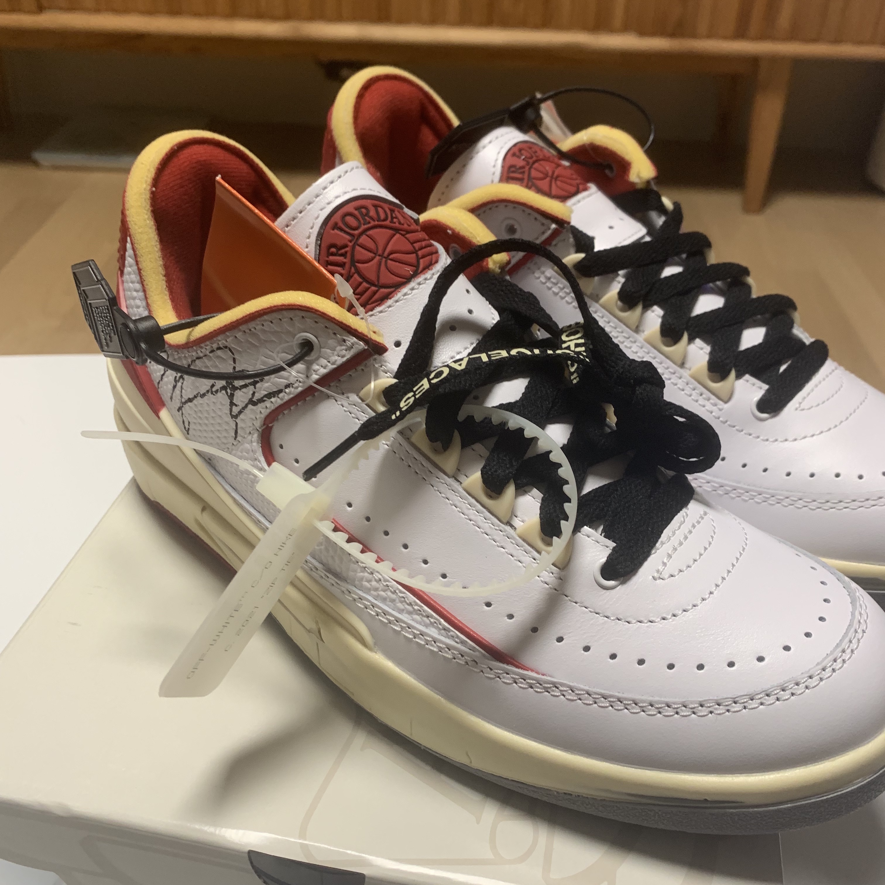 Jordan 2 x Off-White Retro Low SP White and Varsity Red 착용 스타일 - 1
